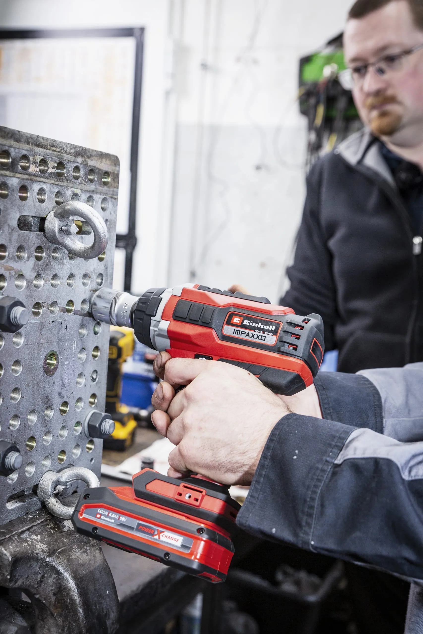 HV-Schrauben lösen: Auf einer Art Stahlkonstruktion zogen die Profis vier HV-Schrauben mit einem Durchmesser von 16 und einer Länge von 40 Millimetern mit einem Drehmoment von 285 Newtonmetern an.