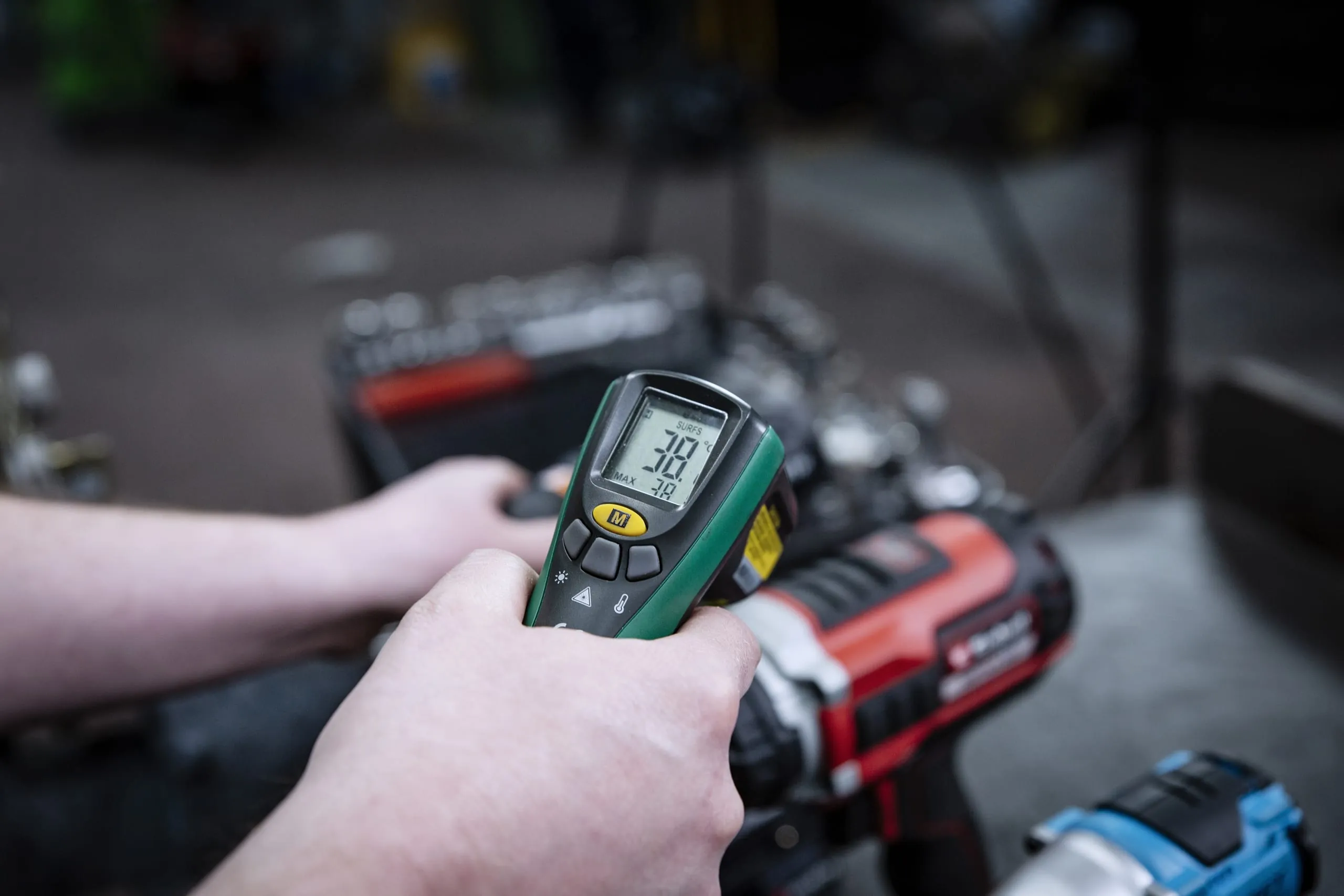 Wärmeentwicklung: Nach einigen Minuten im Leerlauf und einer halben Minute mit „Vollgas“ an der Schraube kontrollierten die Experten mit einem Infrarot-­Thermometer die Temperatur im Bereich des Motors.