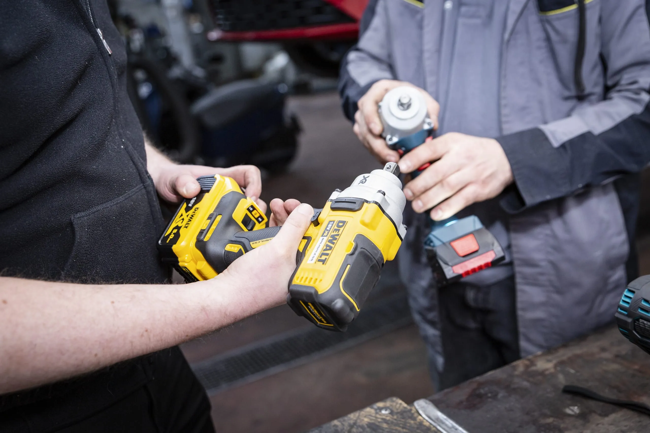 Handlichkeit: Ein gewisser Komfort wie abgerundete Kanten oder eine zusätzliche Gummiverkleidung sind von Vorteil. Welches Gerät liegt also am besten in der Hand?