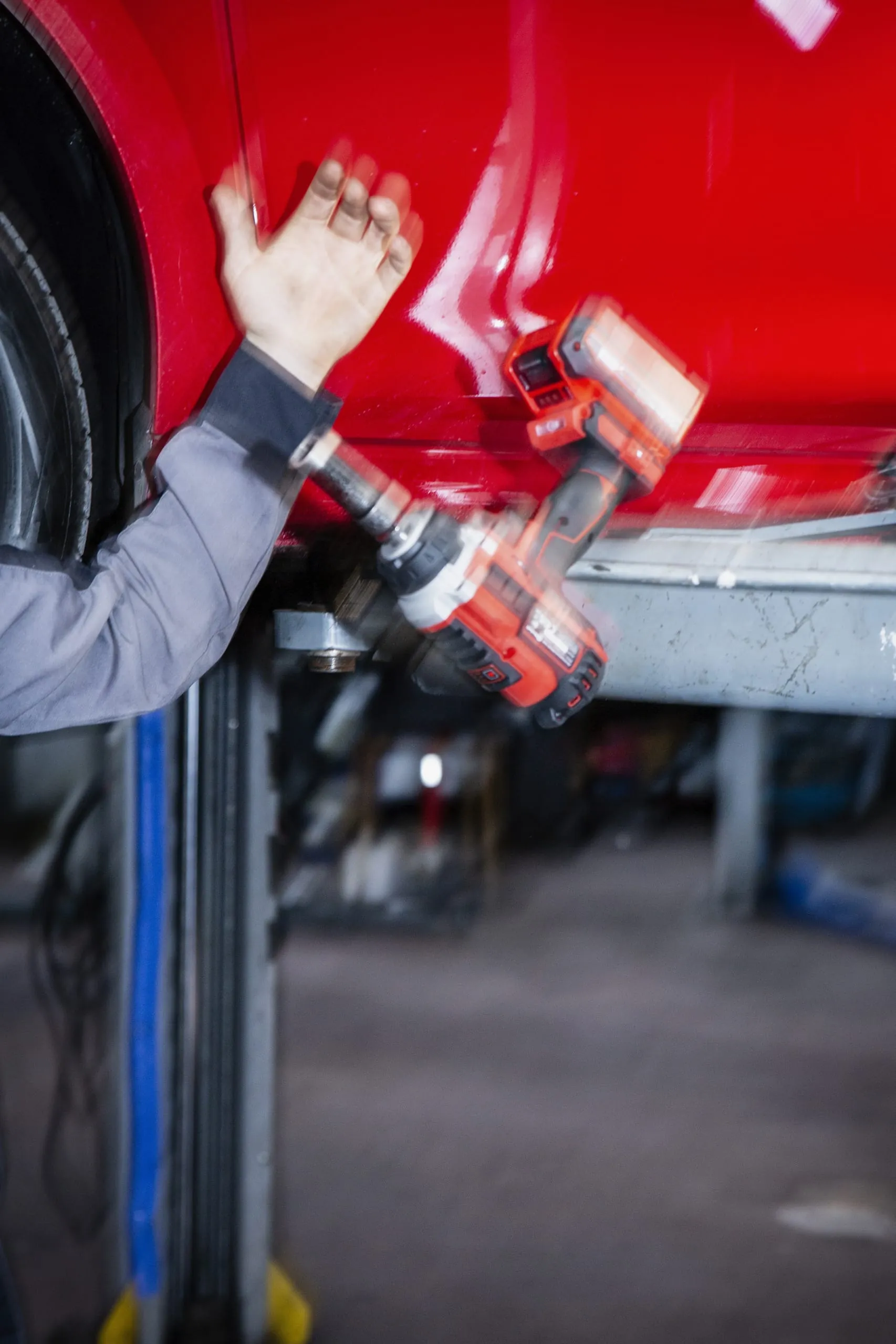 Sturztest: Man stellt den Schlagschrauber kurz ungünstig auf der Hebebühne ab und schon fällt er auf den harten Werkstattboden. Insgesamt haben wir alle Geräte jeweils viermal fallen lassen.