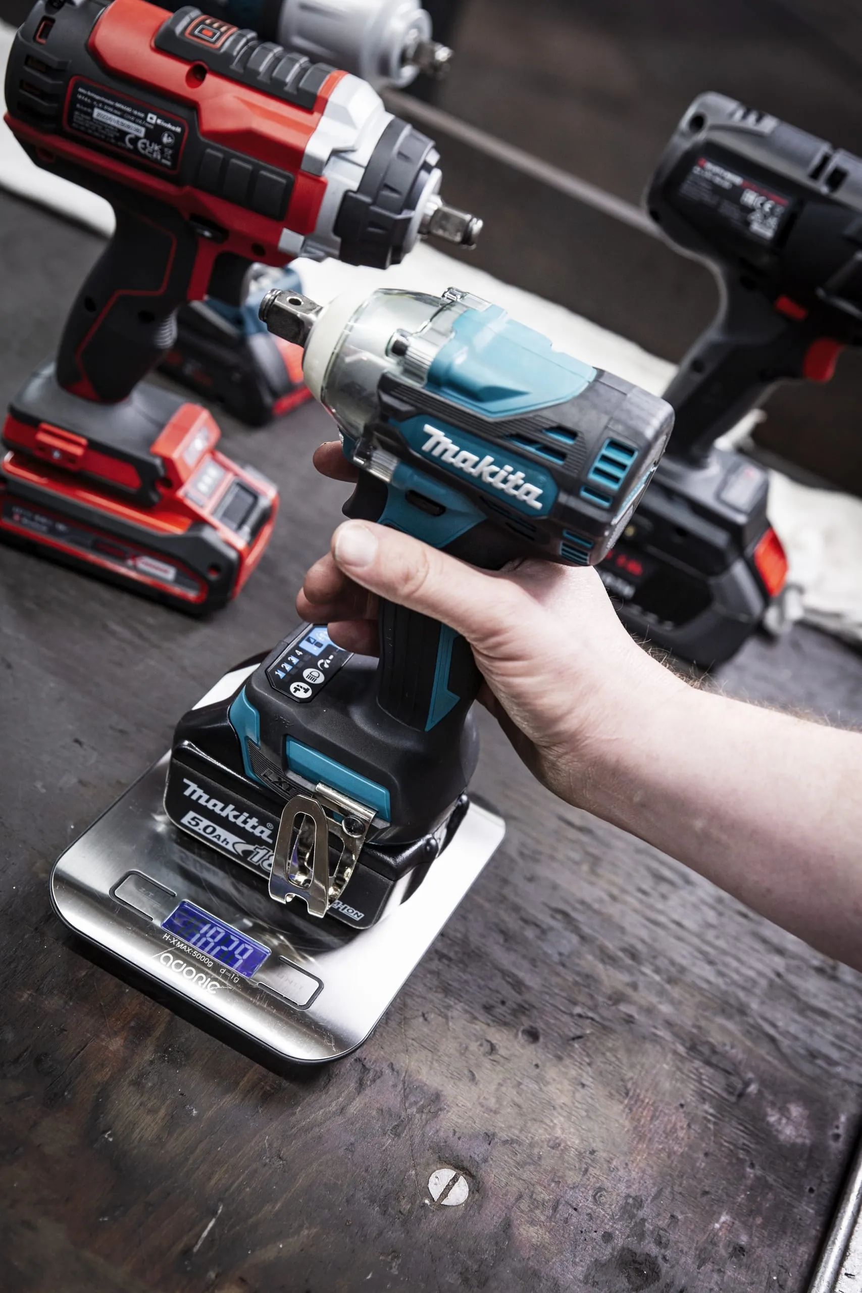 Gewicht: Die Gewichtsangaben der Hersteller sind teilweise ohne die Akkus. Was bringen die Geräte also tatsächlich auf die Waage?