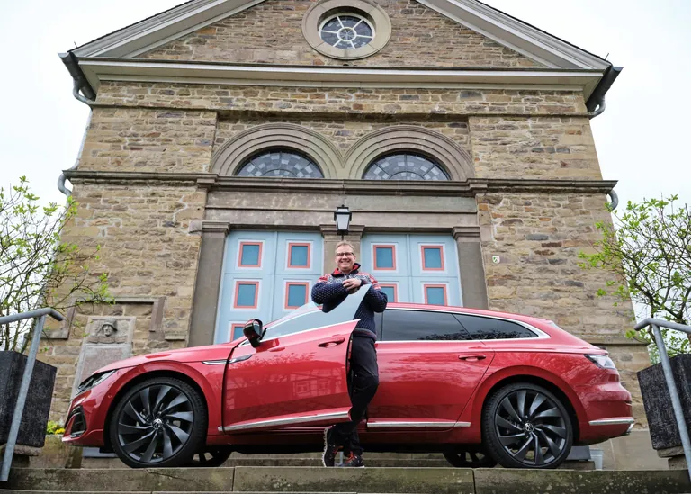 Orgelbauer Christoph B&ouml;ttcher erinnern die schnittigen Kanten und die lange Linienf&uuml;hrung des VW Arteon an einen Passat.