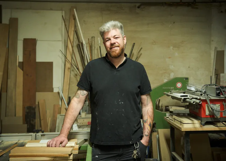 Michael von Stosch, Metallbauer, Handwerksdesigner und Inhaber von DingDsein in München, schmiedet aus Ideen neue Produkte.