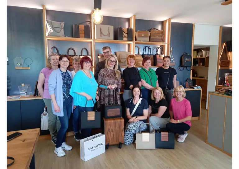 Handwerksmeister Norbert &Ouml;ttl mit Partnerin Caterina Pratic&ograve; (beide Mitte) und die Unternehmerinnen aus dem Arbeitskreis Landshut nach der Betriebsbesichtigung  