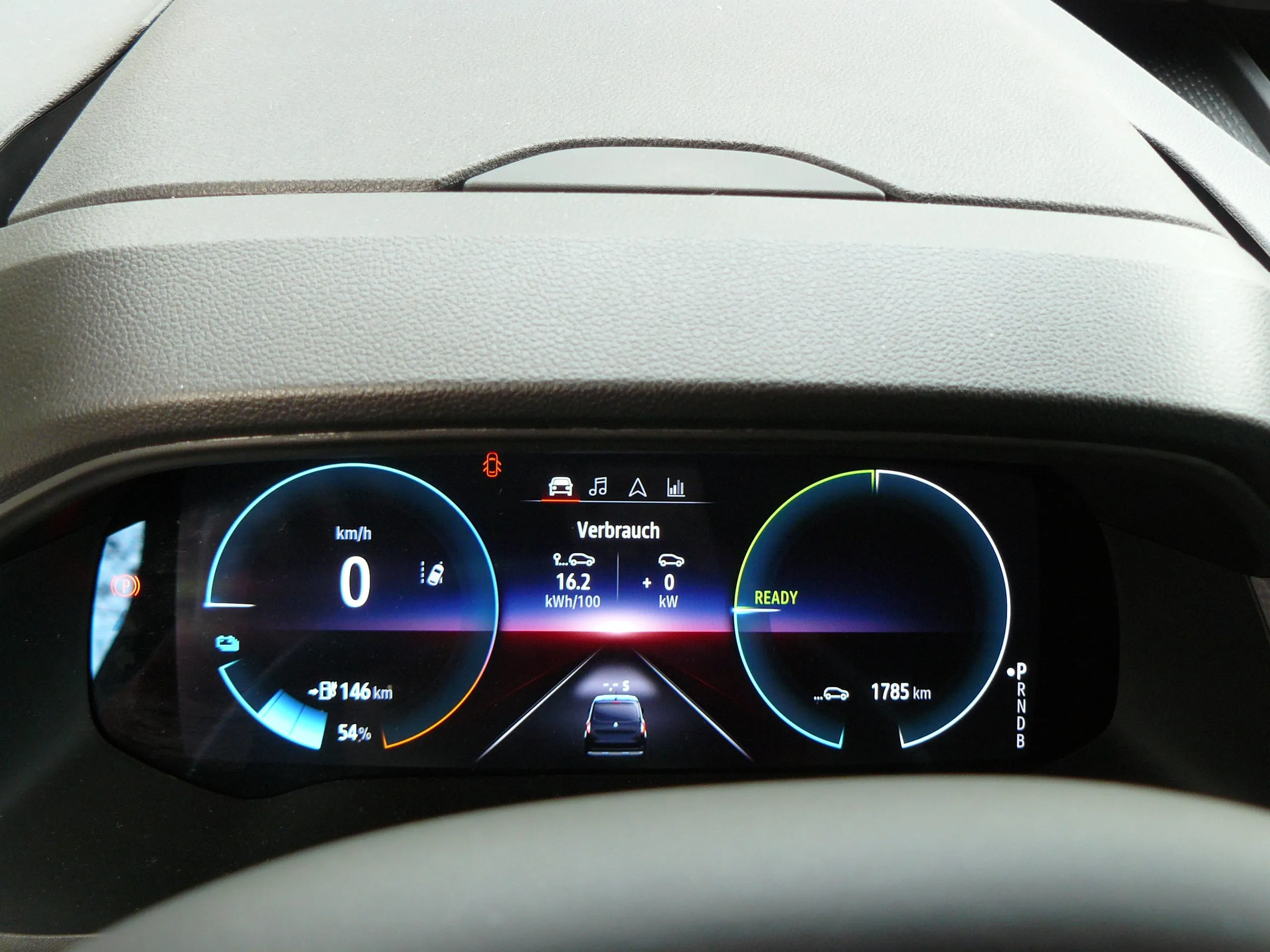 Digitale Instrumente: Via Powermeter rechts findet der Fahrer alle notwendigen Angaben zu Stromvorrat und Reichweite.