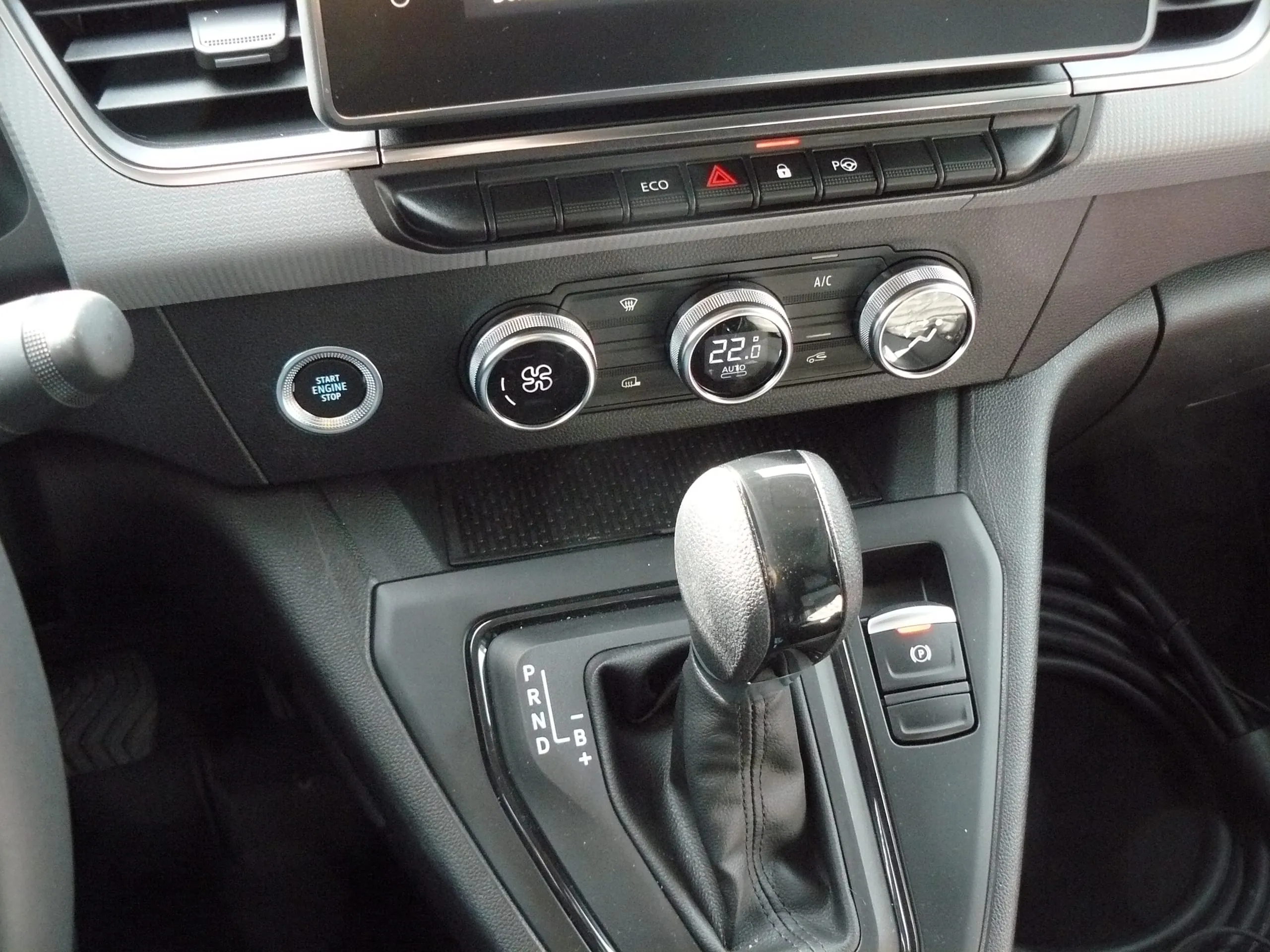 Bedienung mit Drehreglern fürs Klima, die richtig rasten. Die Materialqualität ist angemessen, die Verarbeitung gut.