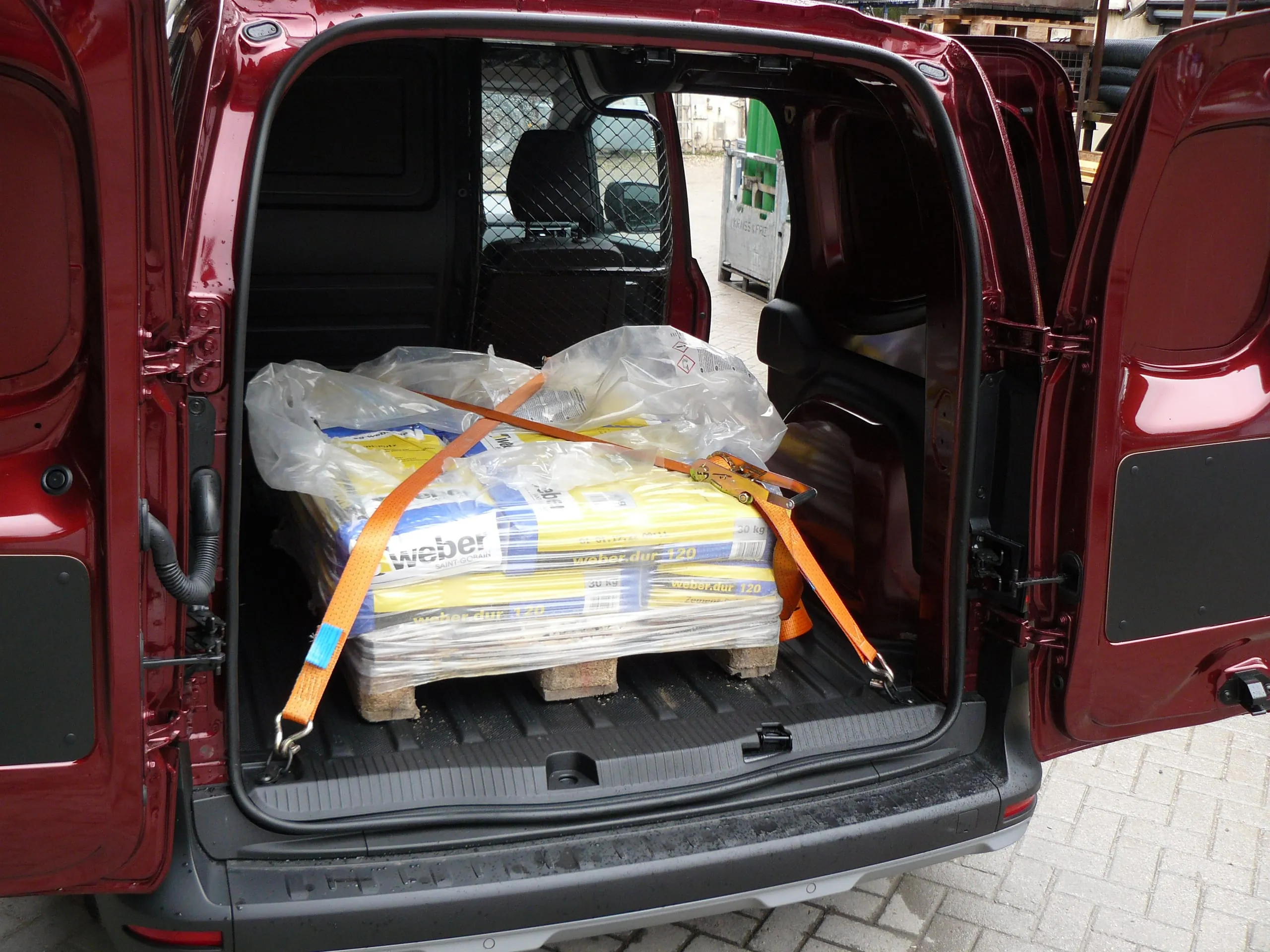 Der Abstand zwischen den Radkästen beläuft sich auf 1.248 Millimeter, Staplerfahrer mit Ehrgeiz zirkeln die Europalette daher quer in den Frachtraum.