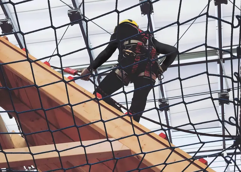 Gefährlicher Balanceakt: Höhenarbeit ist in vielen Handwerksbranchen selbstverständlich, sorgt aber auch für zahlreiche schwere Unfälle.