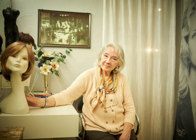 Gaby Geyh-Knopf &ndash; Per&uuml;ckenmacherin, Friseurmeisterin und Unternehmerin in ihrem Gesch&auml;ft in M&uuml;nchen.