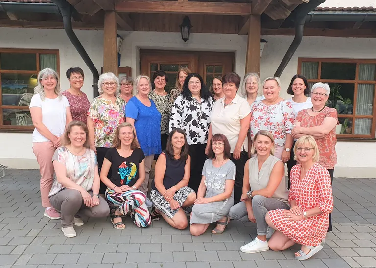 Die Teilnehmerinnen der Jahreshauptversammlung mit Birgit John vom Landesverband (hinten, links) und die 1. UFH-Vorsitzende Silvia Maier (hinten, 5. von links)