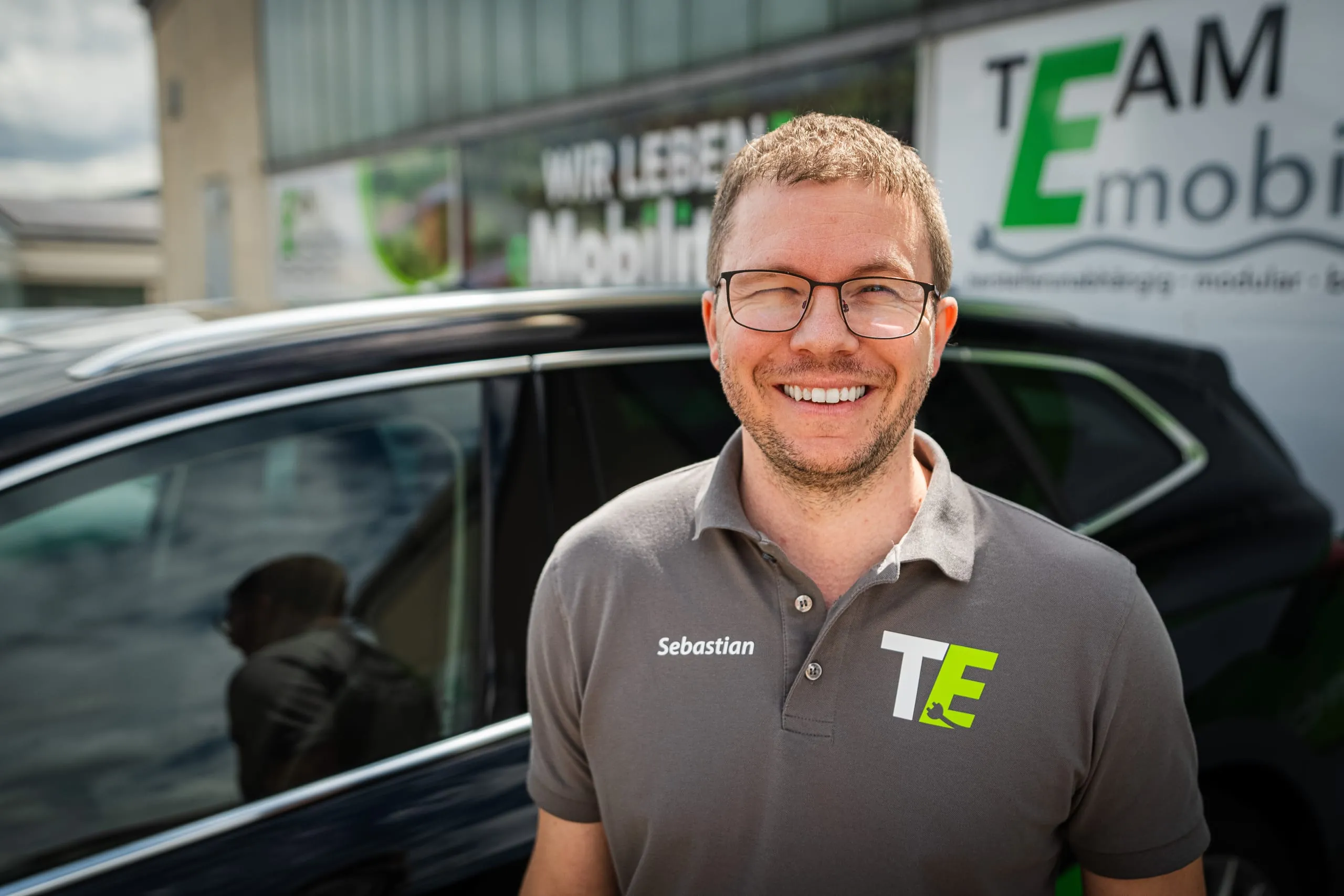 Zu Besuch beim Schöpfer der Top Geschäftsidee im Handwerk 2023: Elektrotechniker Sebastian Pascal Scheffel vor der Zentrale seiner team eMobility GmbH im schwäbischen Salach.