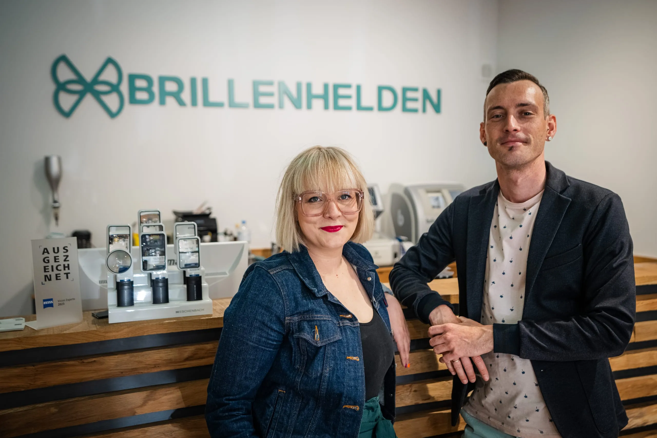Zu Besuch bei der Top Gründerin im Handwerk 2023: Augenoptikermeisterin Natalie Rosner mit mit ihrem Mann Franz Rosner im Ladengeschäft der Brillenhelden GmbH im thüringischen Worbis.