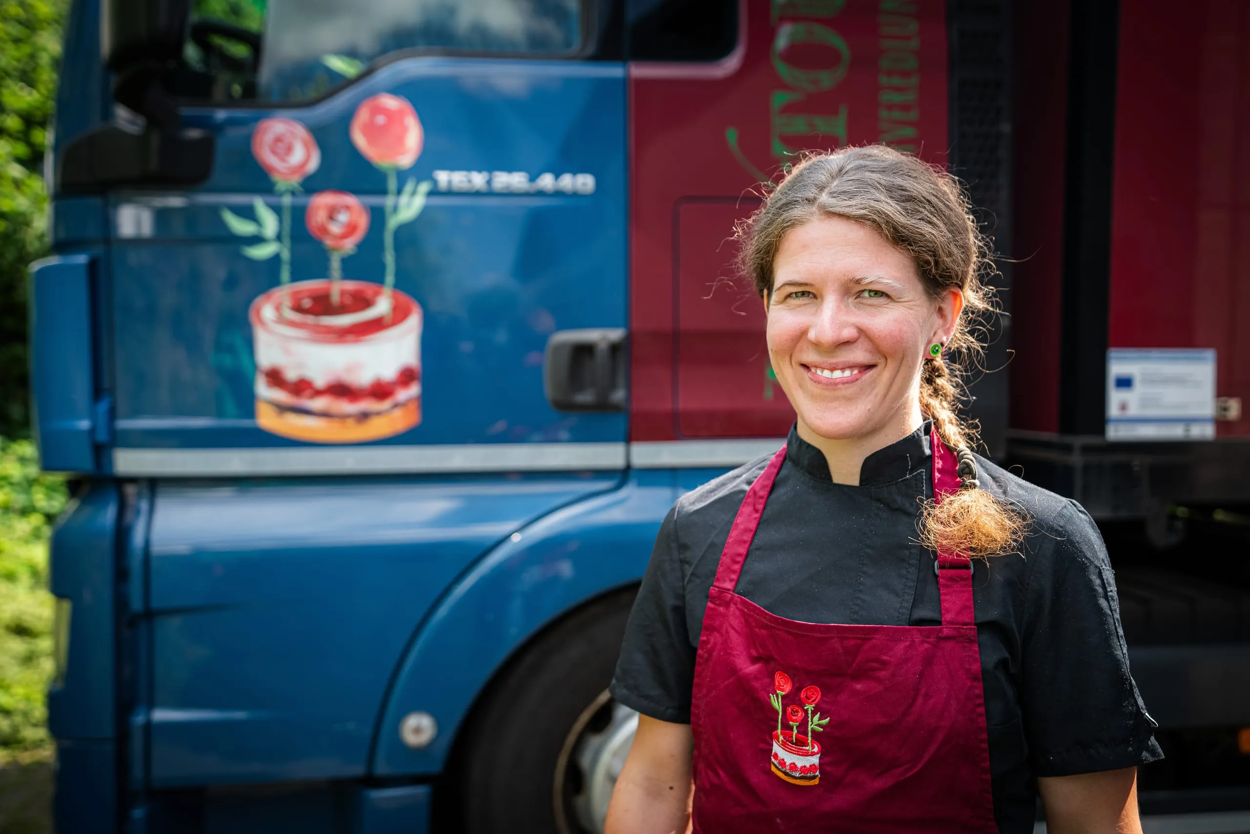 Zu Besuch bei der Schöpferin der Top Geschäftsidee im Handwerk 2023: Konditormeisterin Nanetta Ruf vor ihrem Truck, mit dem sie vom hessischen Rockenberg aus mit ihrer KondiTOURei auf Achse ist.