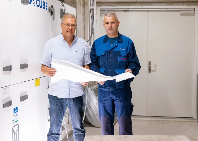 Dierk Lause, Gesch&auml;ftsf&uuml;hrer der HTB Haustechnik GmbH Brandenburg in Brandenburg an der Havel, mit dem neuen SHK-Fachmann Želimir Miličević aus Bosnien (rechts).