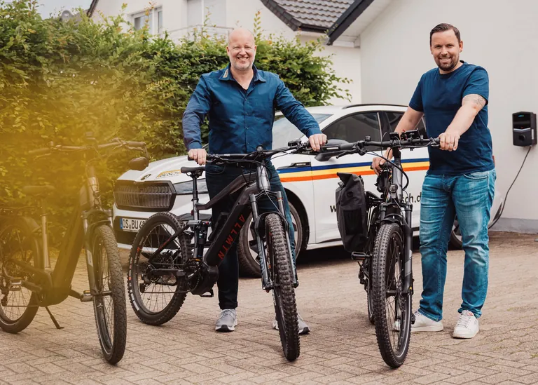 Maik Busch (li.) von Busch Fassaden und Raumgestaltung zusammen mit Teamleiter und Bike-User David Hamacher.