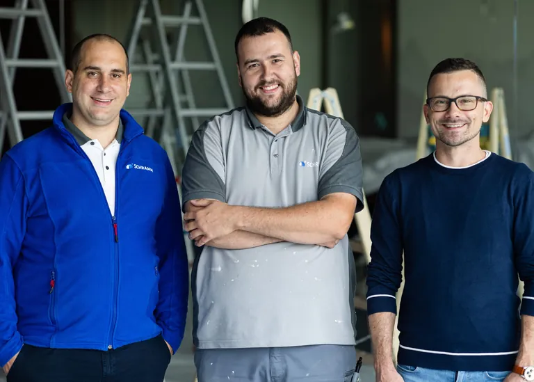 Unternehmer Kilian Schramm mit Mitarbeitern