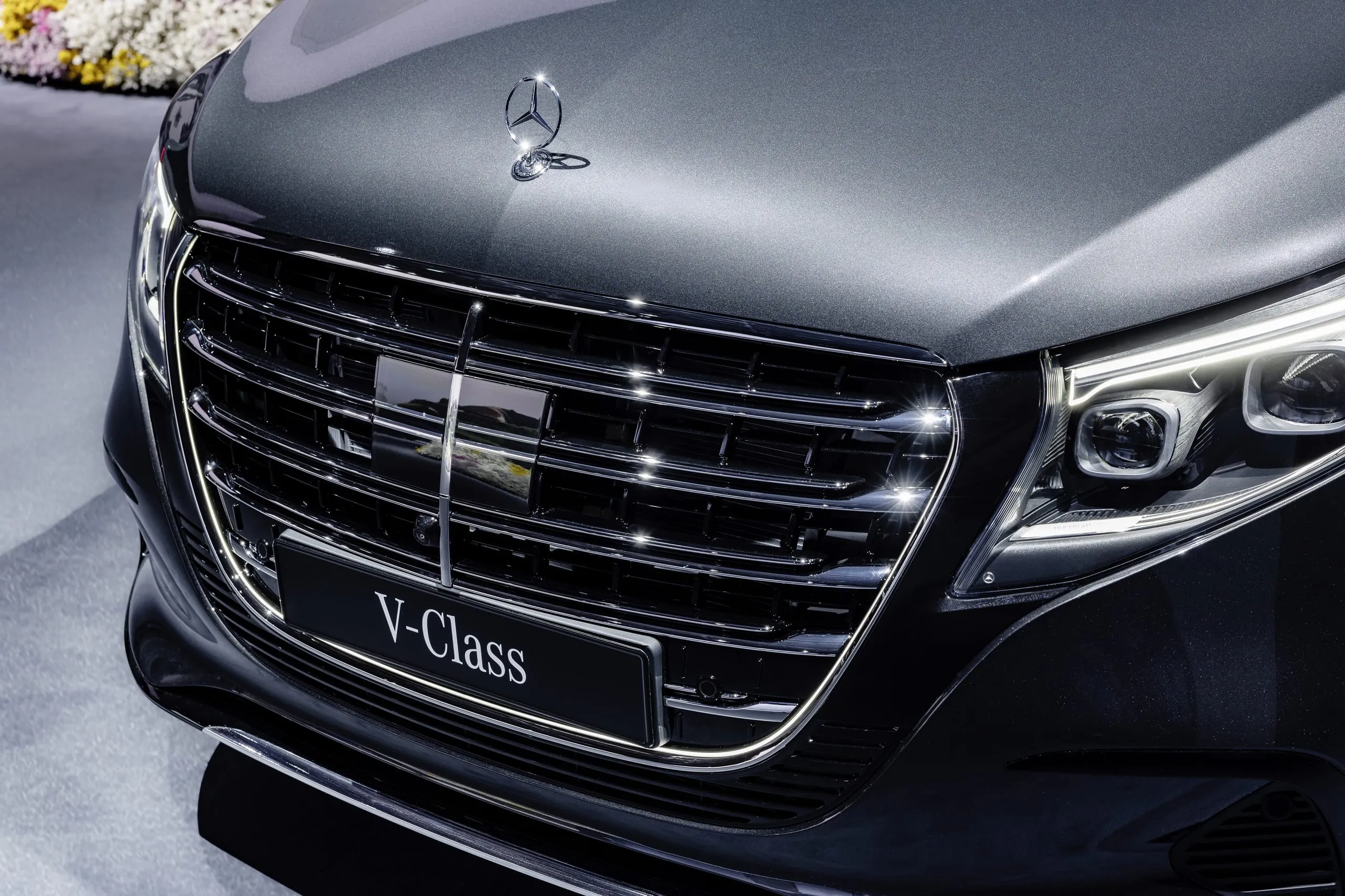 V-Klasse: Der Stern darf aufrecht stehen, der Chrom blitzen und ein Leuchtrahmen schimmern.
