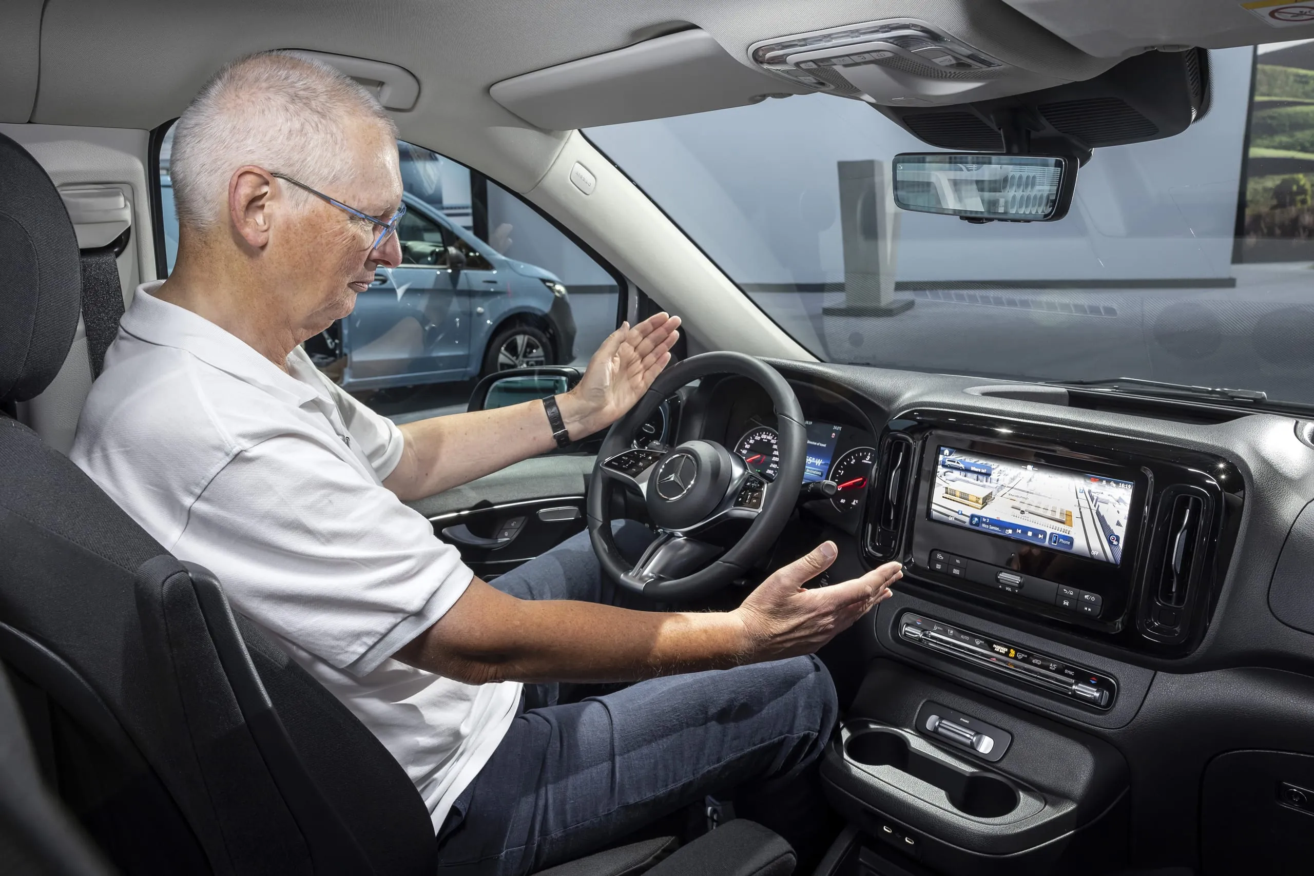 Instrumente und Monitor vom großen Bruder Sprinter, die Mittelkonsole ist nun weniger klotzig.