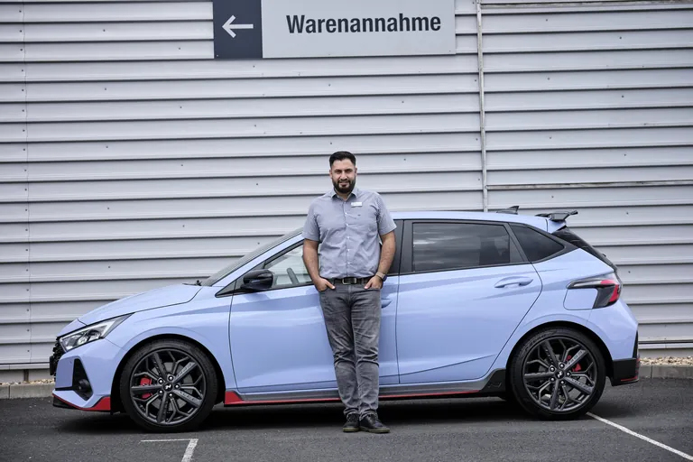 Augenoptiker Muhammed Eroglu bekommt beim Sound des Hyundai i20 N G&auml;nsehaut.