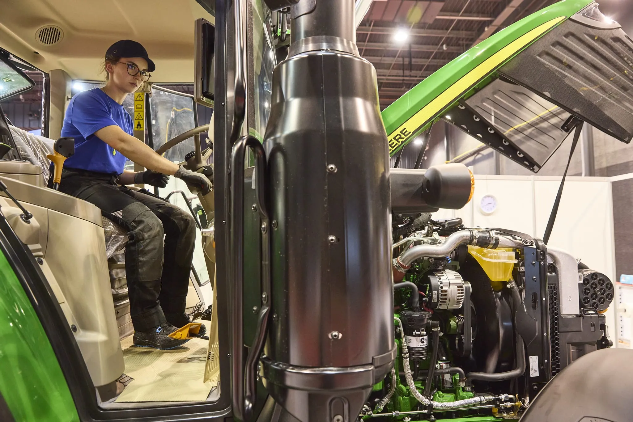 Die französische Teilnehmerin im Skill "Heavy Vehicle Technology" bei den EuroSkills 2023 in Danzig.