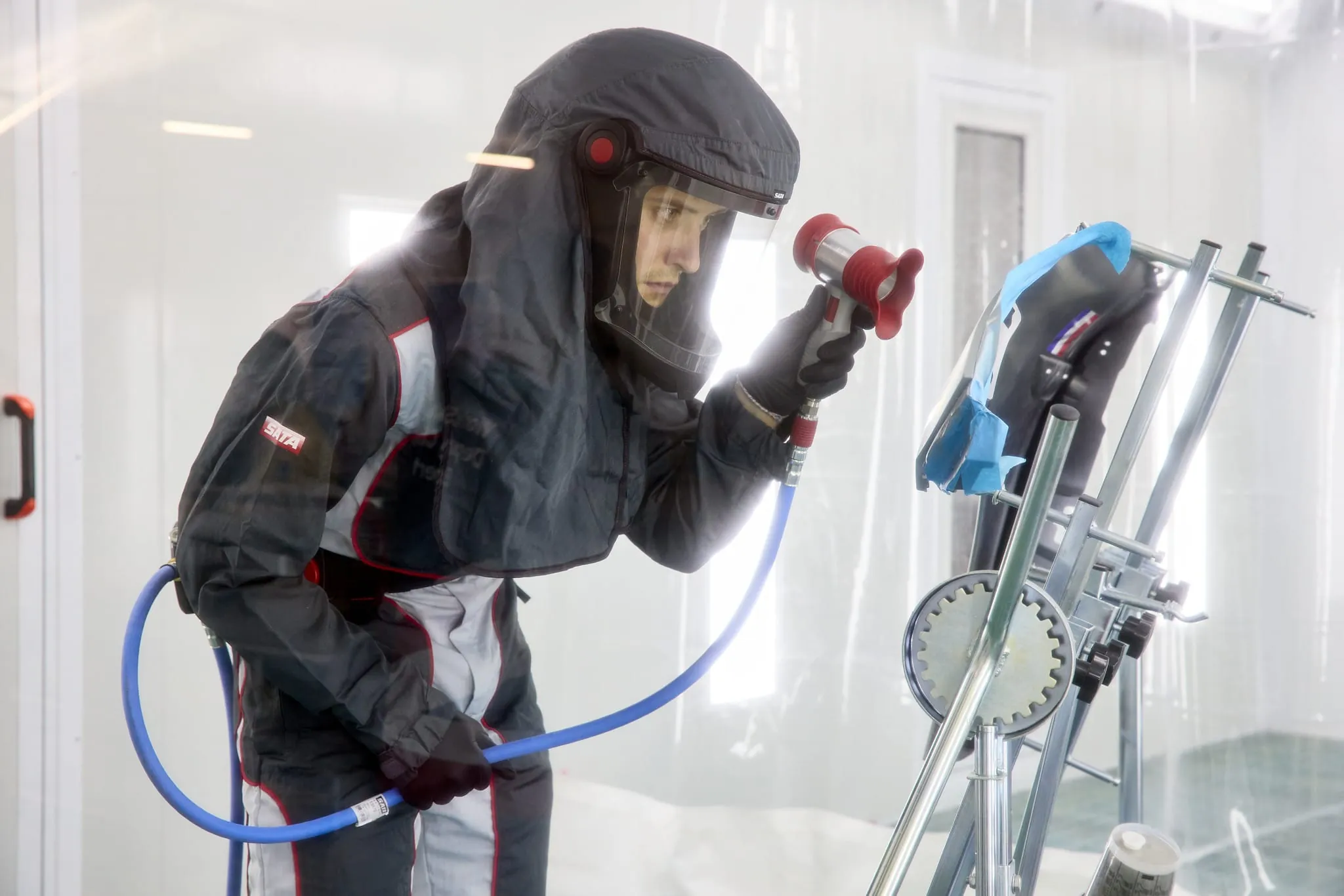 Der französische Teilnehmer im Skill "Car Painting" bei den EuroSkills 2023 in Danzig.