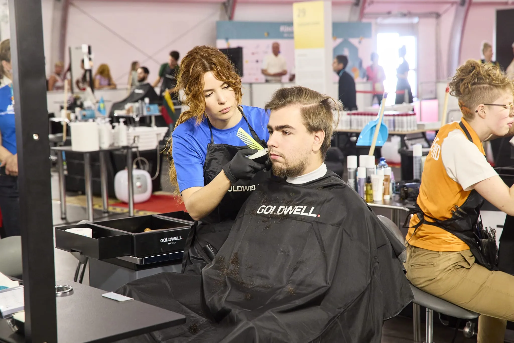 Die französische Teilnehmerin im Skill "Hairdressing" bei den EuroSkills 2023 in Danzig.