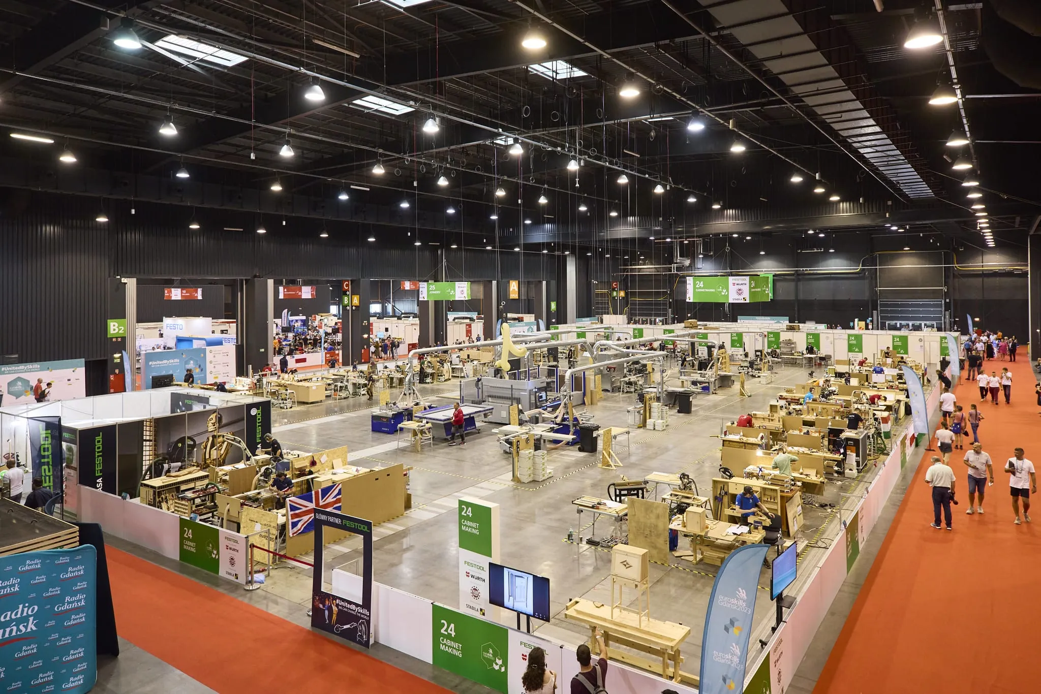 Blick in eine Aufbauhalle bei den EuroSkills 2023 in Danzig