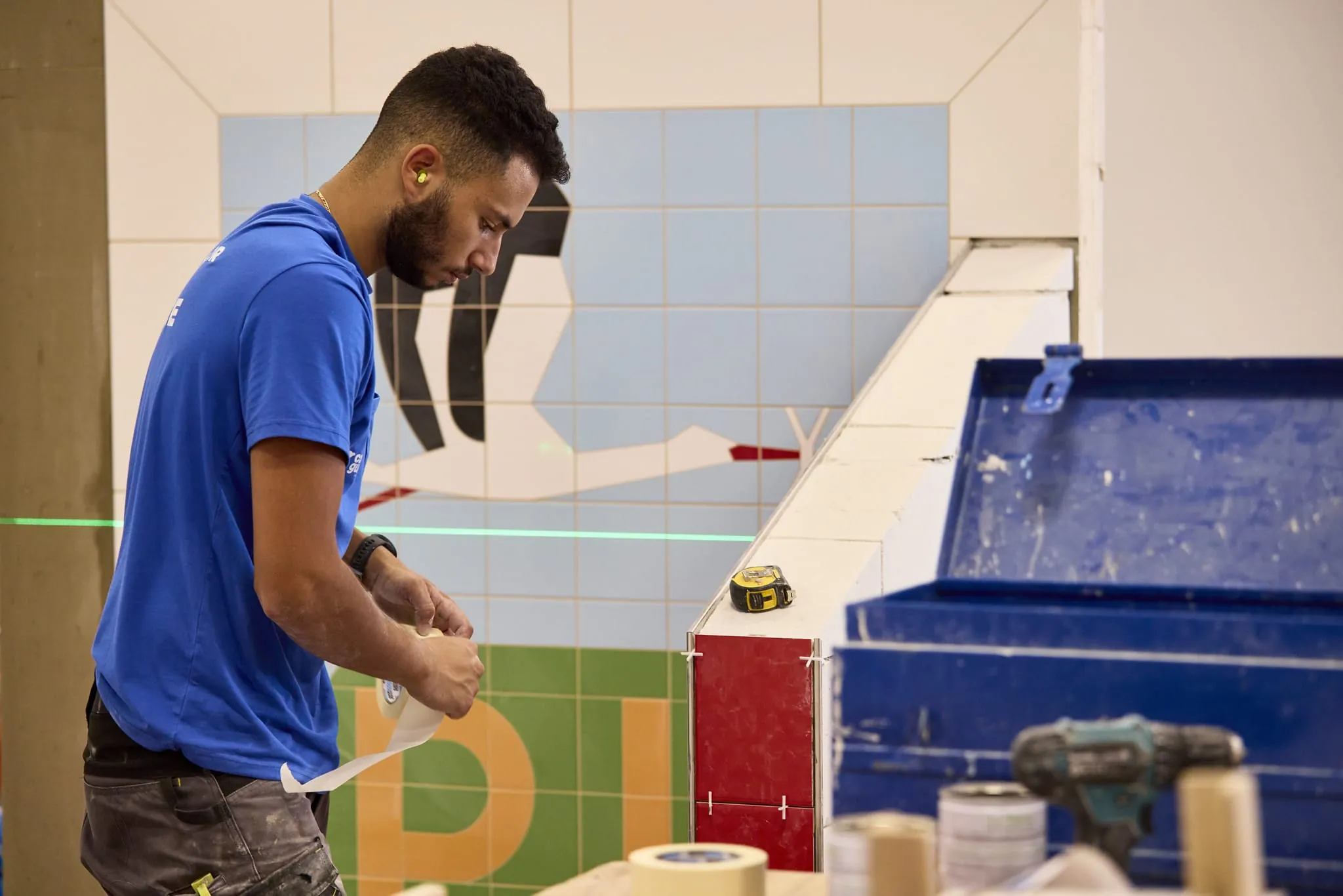 Der französische Teilnehmer im Skill "Wall and Floor Tilling" bei den EuroSkills 2023 in Danzig.