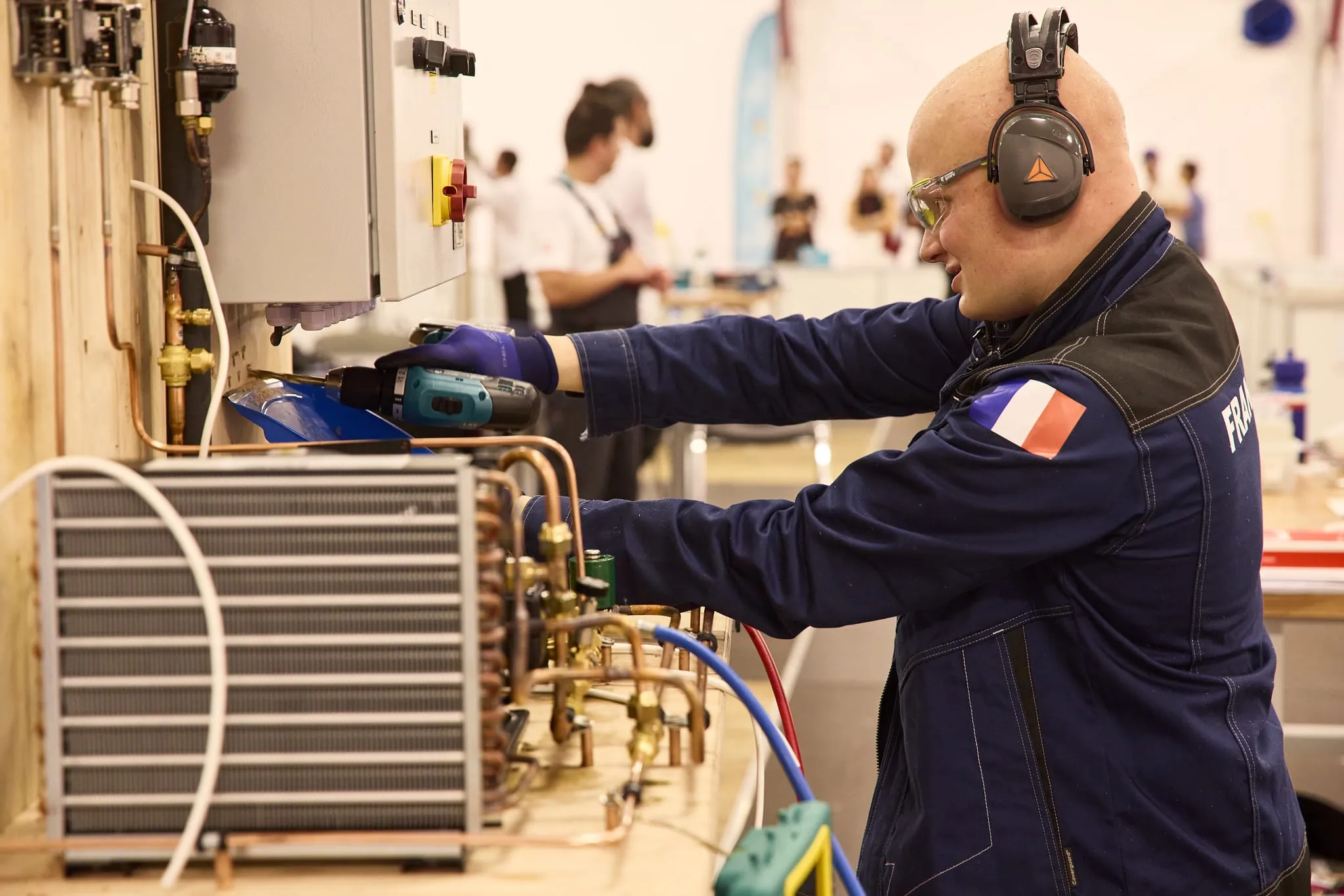 Der französische Teilnehmer im Skill "Refrigeration and Air Conditioning" bei den EuroSkills 2023 in Danzig.