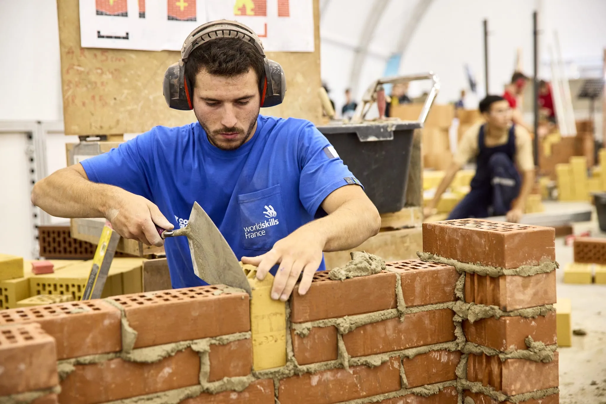 Der französische Teilnehmer im Skill "Bricklaying" bei den EuroSkills 2023 in Danzig.
