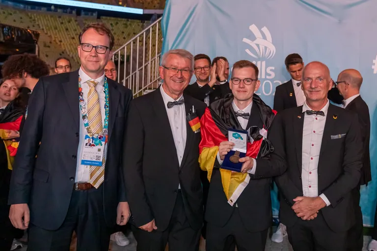 Dr. Hendrik Vo&szlig;, Michael Hafner, Kai Schmidt und Hubert Romer bei der Siegerehrung der EuroSkills 2023 in Danzig.