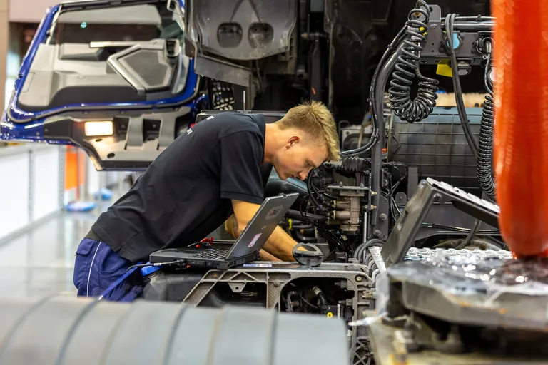 Der deutsche Vertreter im Skill "Truck and Bus Technology" bei den EuroSkills 2023 in Danzig.