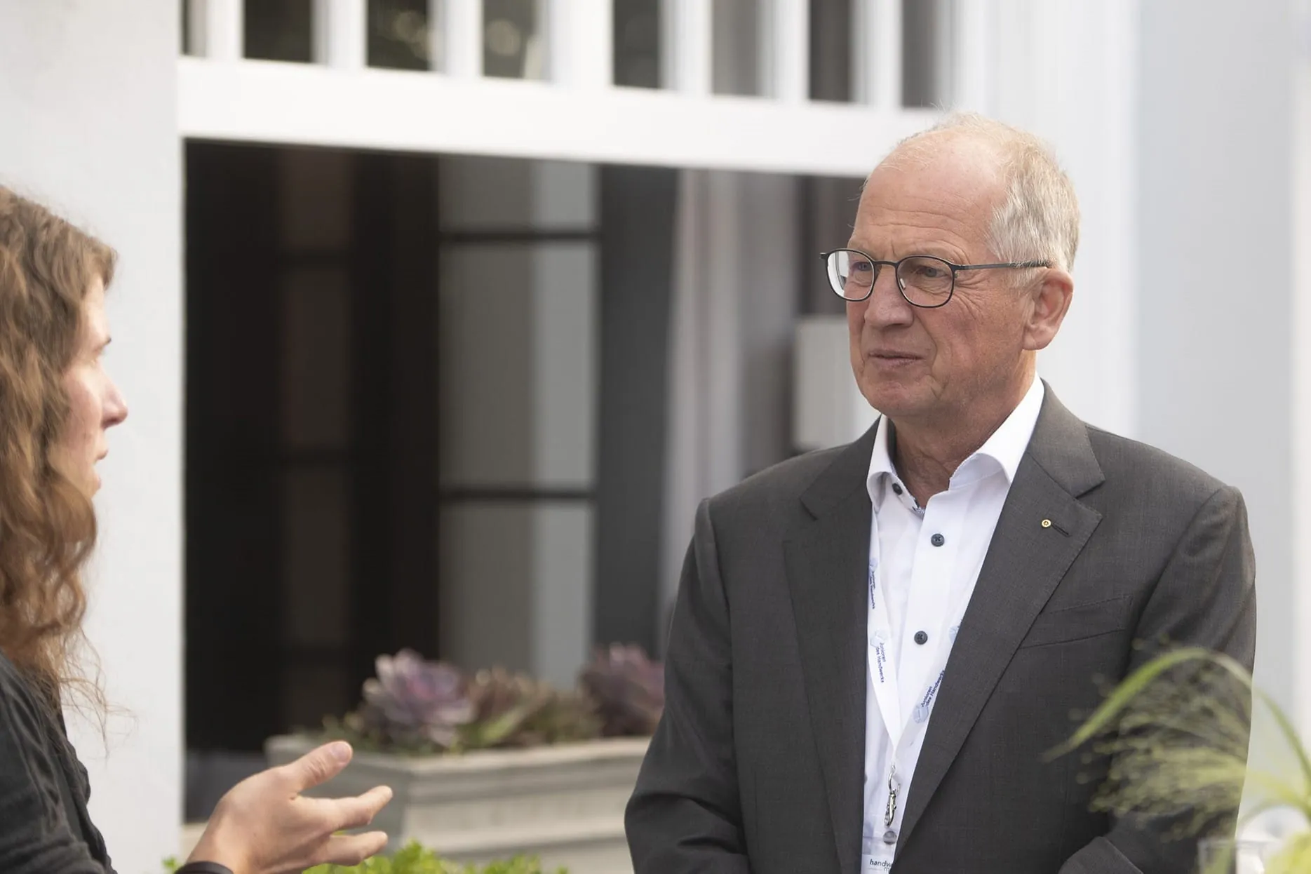 Auf der Gästeliste finden sich bekannte Gesichter: U.a. Rainer Reichhold, Präsident der Handwerkskammer Region Stuttgart (re.).
