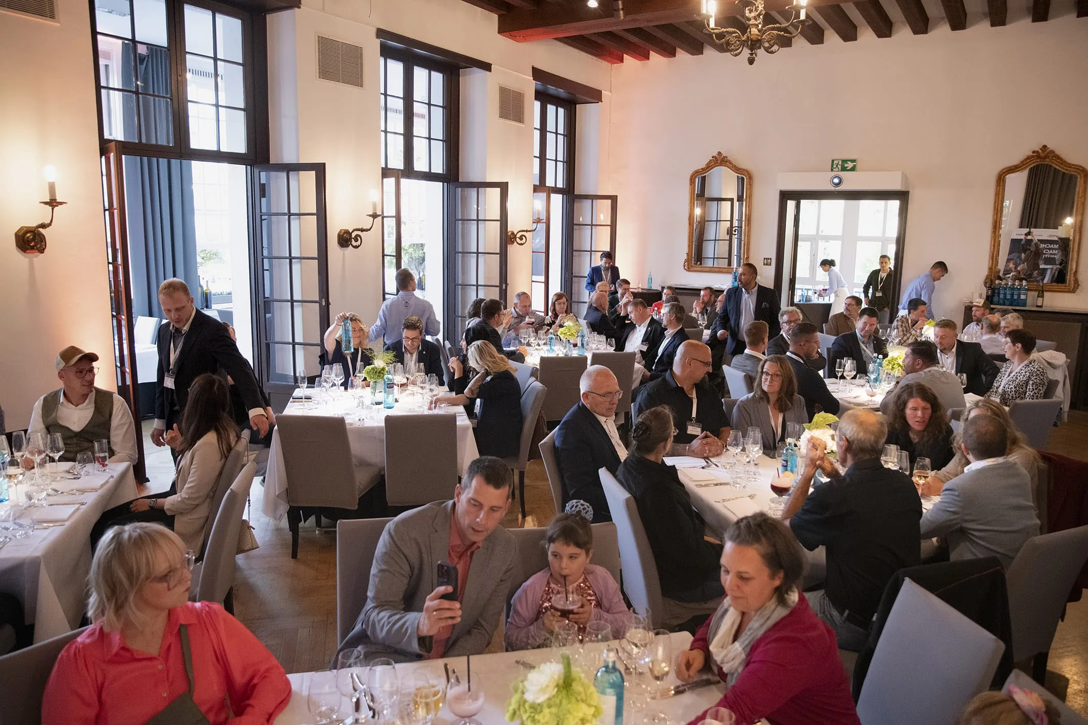 Der Saal ist voll. Die Preisverleihung des Awards „Top Gründer im Handwerk 2023“ kann losgehen!