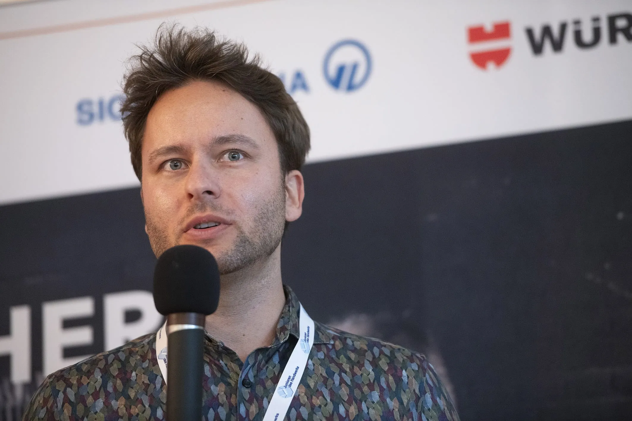 Zunächst gibt Christian Reuter, Geschäftsführer der Junioren des Handwerks, einen Einblick in die Arbeit der Jury.