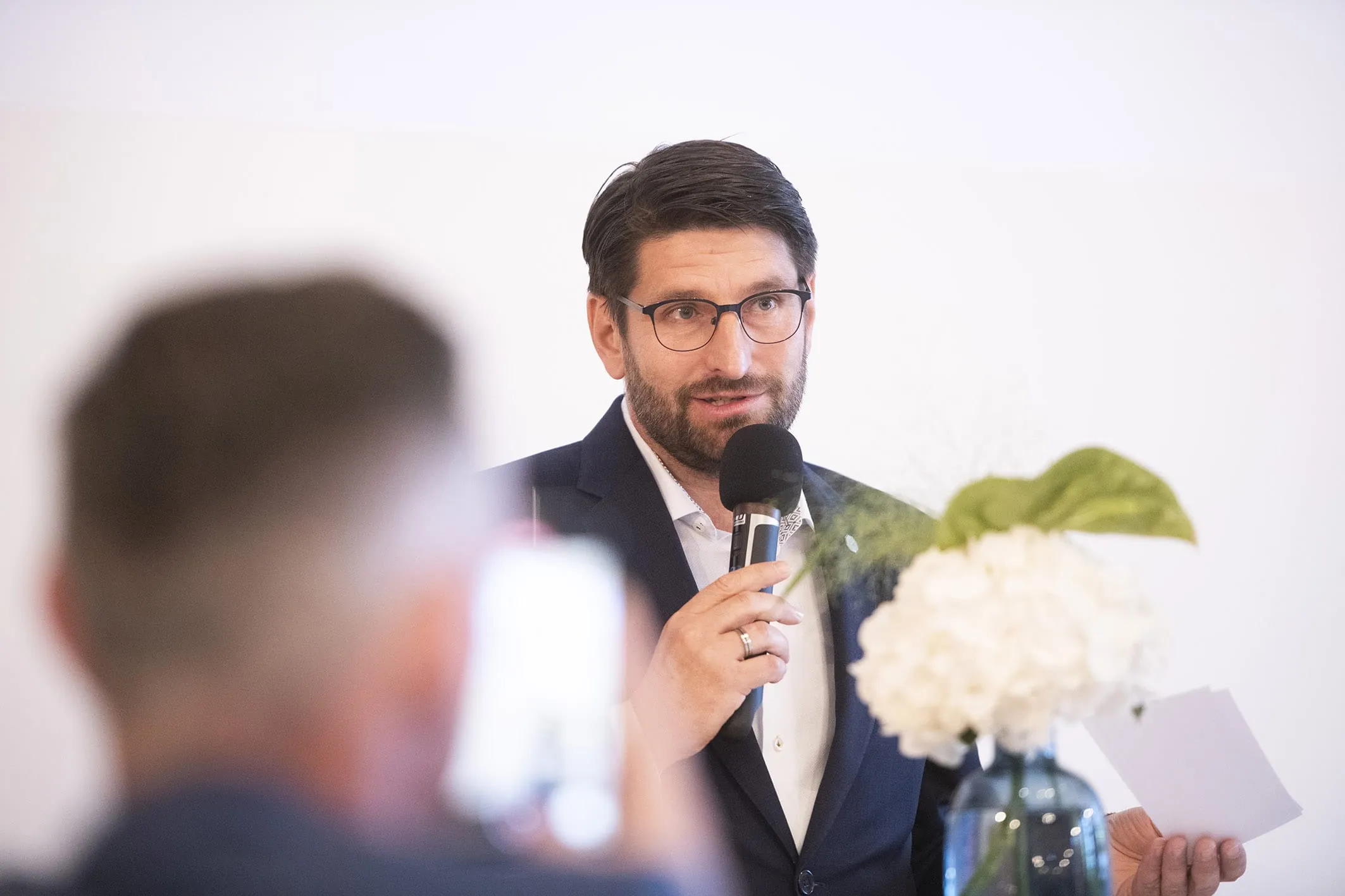 Weiter geht’s mit der „Top Gründerin 2023“. Die Laudatio hält Marco Jaeger, Bundesvorsitzender der Junioren des Handwerks.