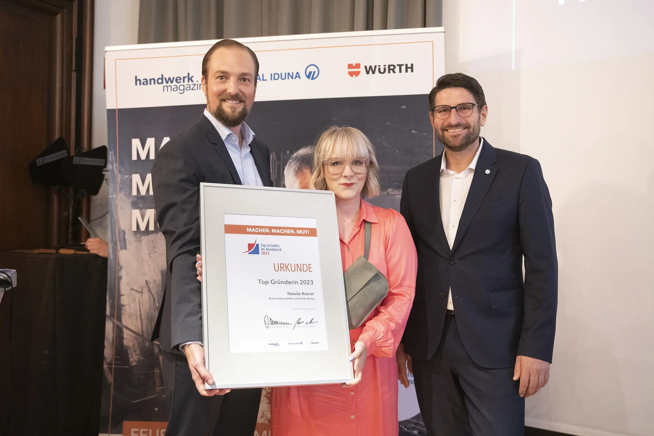 Top Gründerin 2023 ist Natalie Rosner, Gründerin der Brillenhelden GmbH in Leinefelde-Worbis. Hier zusammen mit Moderator Patrick Neumann (li.) und Laudator Marco Jaeger.