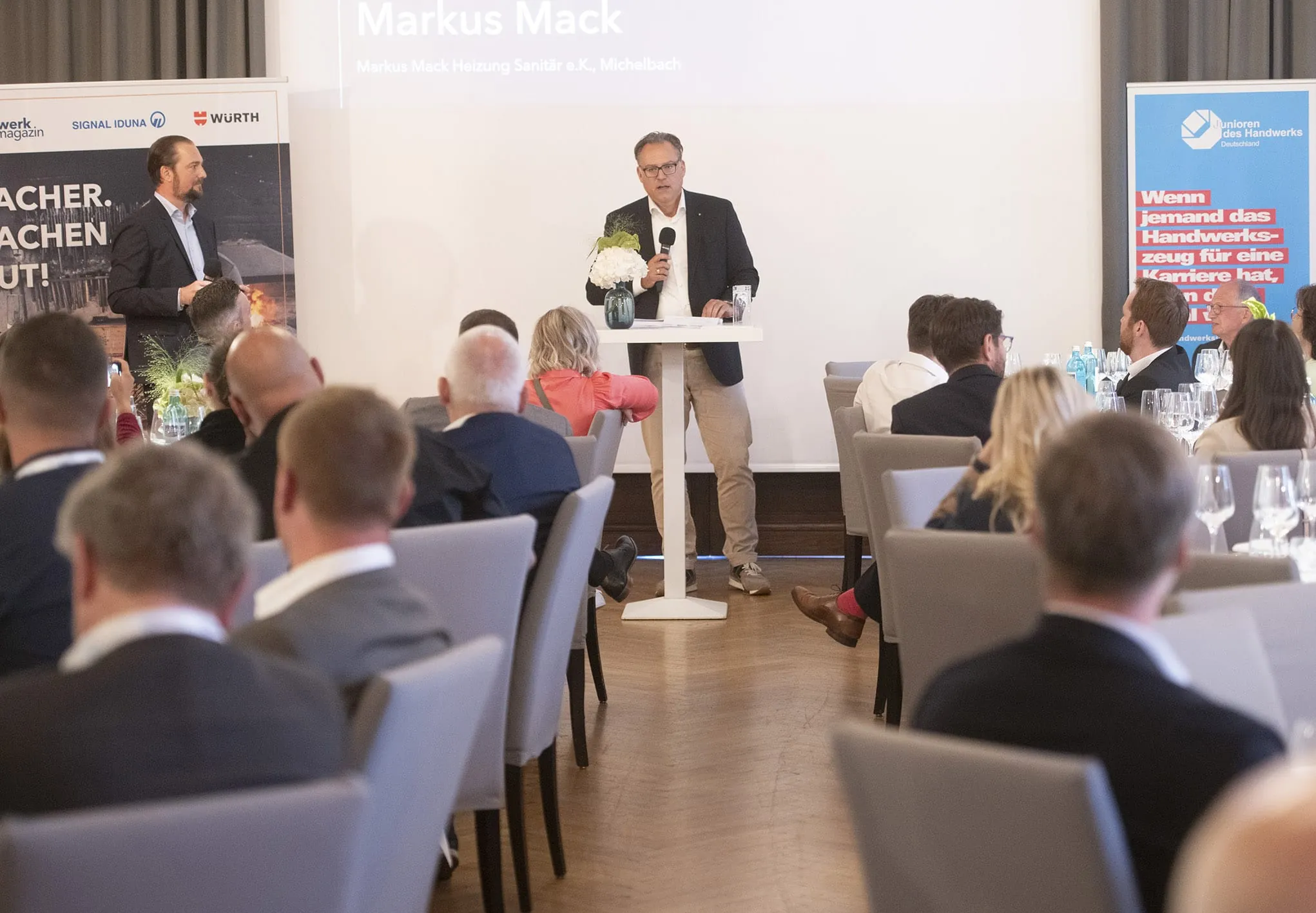 Die letzte Laudatio des Abends hält Dr. Matthias Albrecht, Zielgruppendirektor und Prokurist der Signal Iduna Gruppe. Gesucht wird der „Top Gründer 2023“…