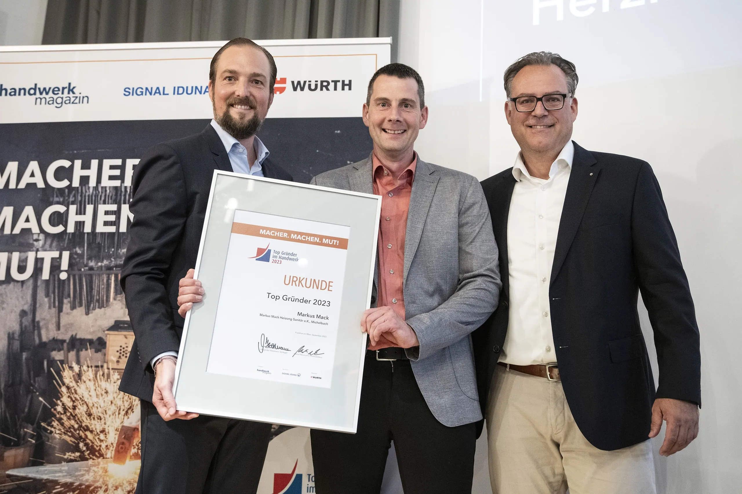 …und gewonnen hat: Markus Mack, Gründer der Markus Mack Heizung Sanitär e.K. in Michelbach. Die Urkunde überreichten Moderator Patrick Neumann (li.) und Laudator Dr. Matthias Albrecht (re.).