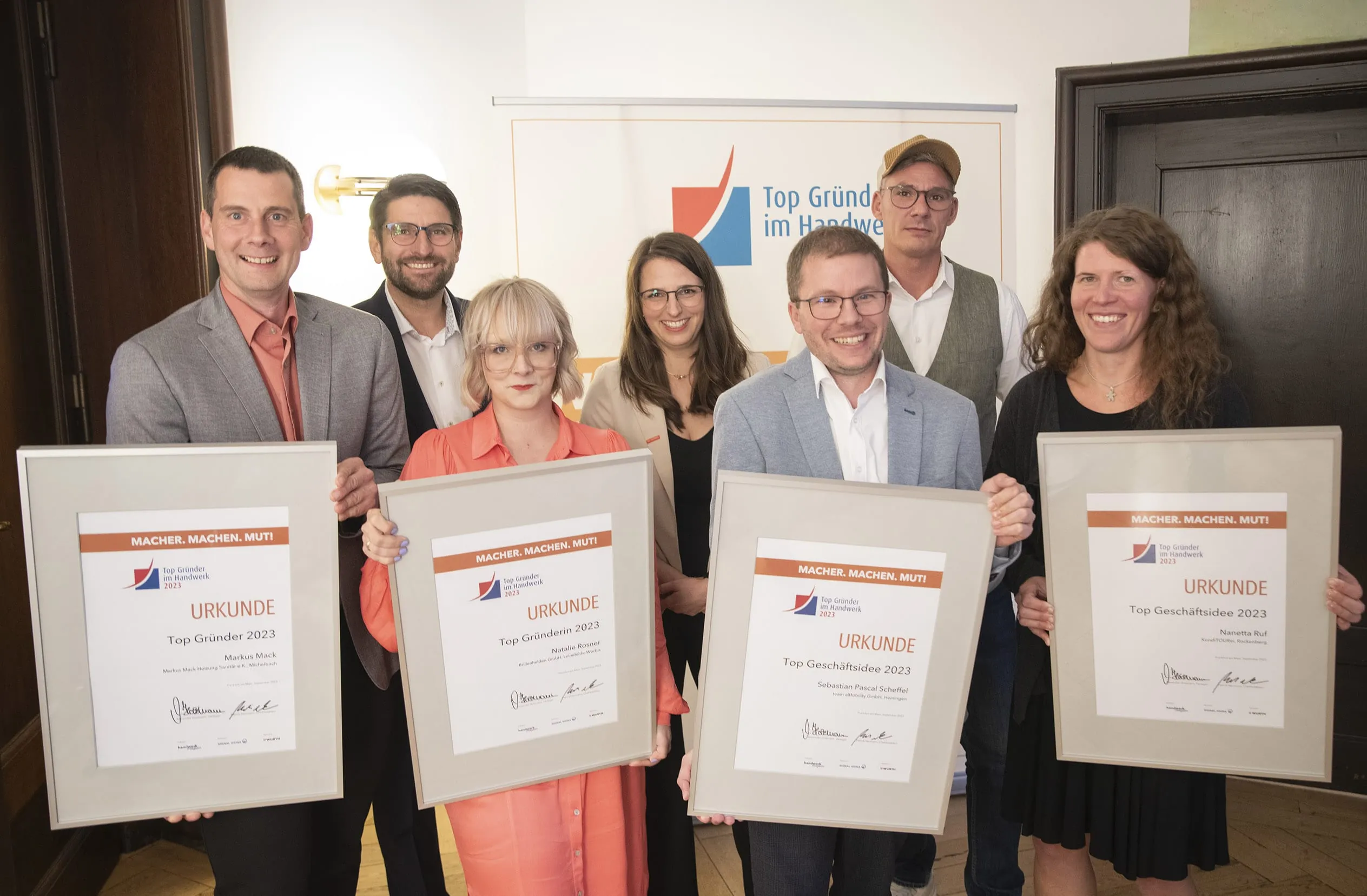 Zum Abschluss der Preisverleihung noch ein Gruppenfoto: Der Bundesvorstand der Junioren des Handwerks um den Bundesvorsitzenden Marco Jaeger (hinten links), die erste stellvertretende Vorsitzende Sara Hofmann und den zweiten stellvertretenden Vorsitzenden Sebastian Richter (hinten rechts) gratuliert herzlich den Gewinnern Markus Mack (vorne links), Natalie Rosner (mitte links), Sebastian Pascal Scheffel und Nanetta Ruf (vorne rechts).