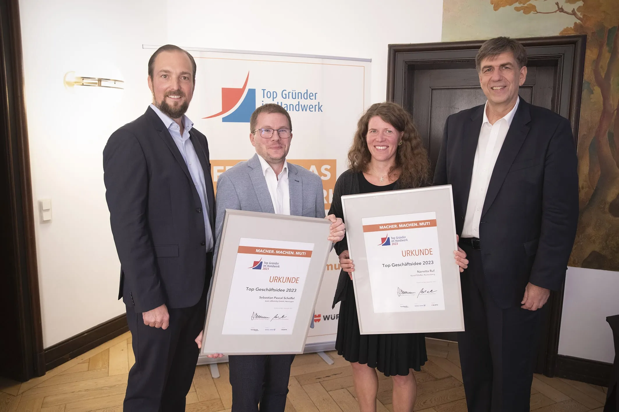 Umrahmt von handwerk-magazin-Chefredakteur Patrick Neumann (li.) und Laudator Jan Peter Kruse freuen sich Sebastian Pascal Scheffel (2.v.l.) Gründer der team eMobility GmbH in Heiningen und Nanetta Ruf, Gründerin der KondiTOURei aus Rockenberg über die Auszeichnung „Top Geschäftsidee 2023“.