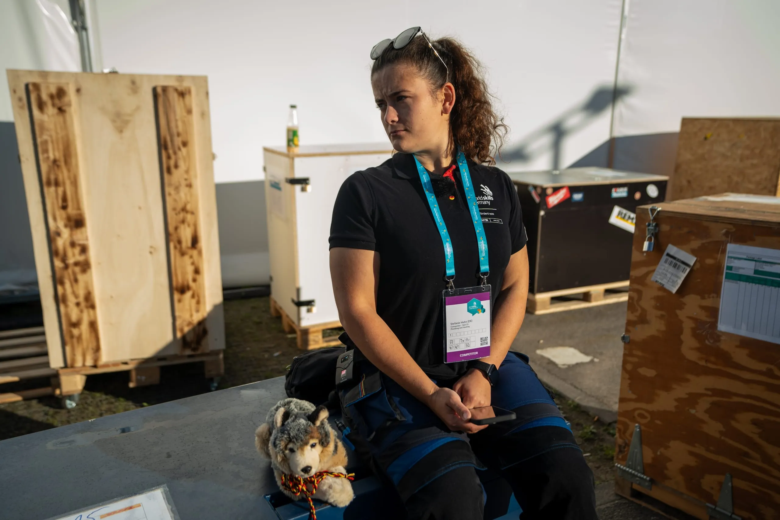 Anlagenmechanikerin Stefanie Hahn genießt die morgendliche Sonne bei den EuroSkills 2023 in Danzig...