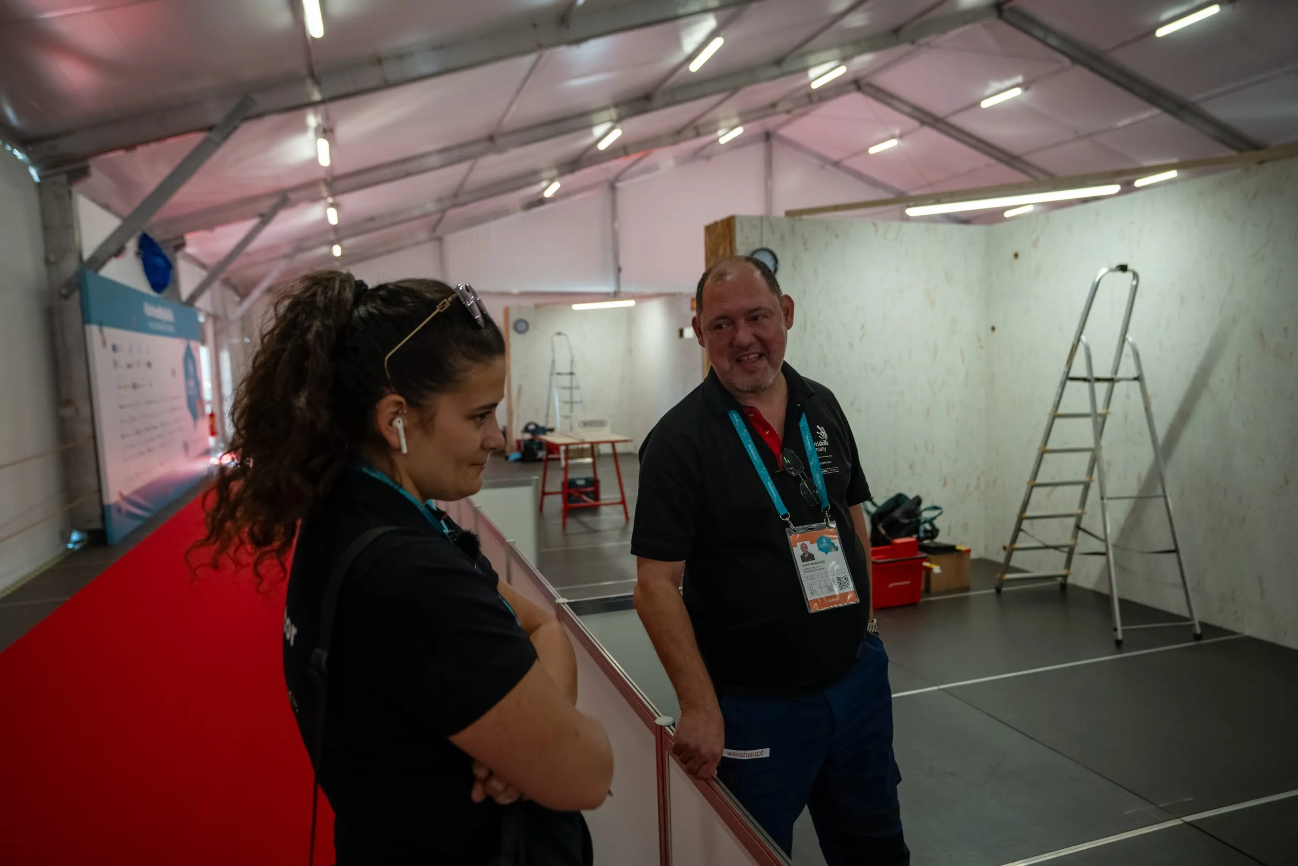 Der "familiarization day" der EuroSkills 2023 (zu deutsch "Kennenlerntag") war noch kein offizieller Wettkampftag. An diesem Tag konnten sich die Teilnehmer mit den Materialien vertraut machen und seinen Arbeitsplatz einrichten.