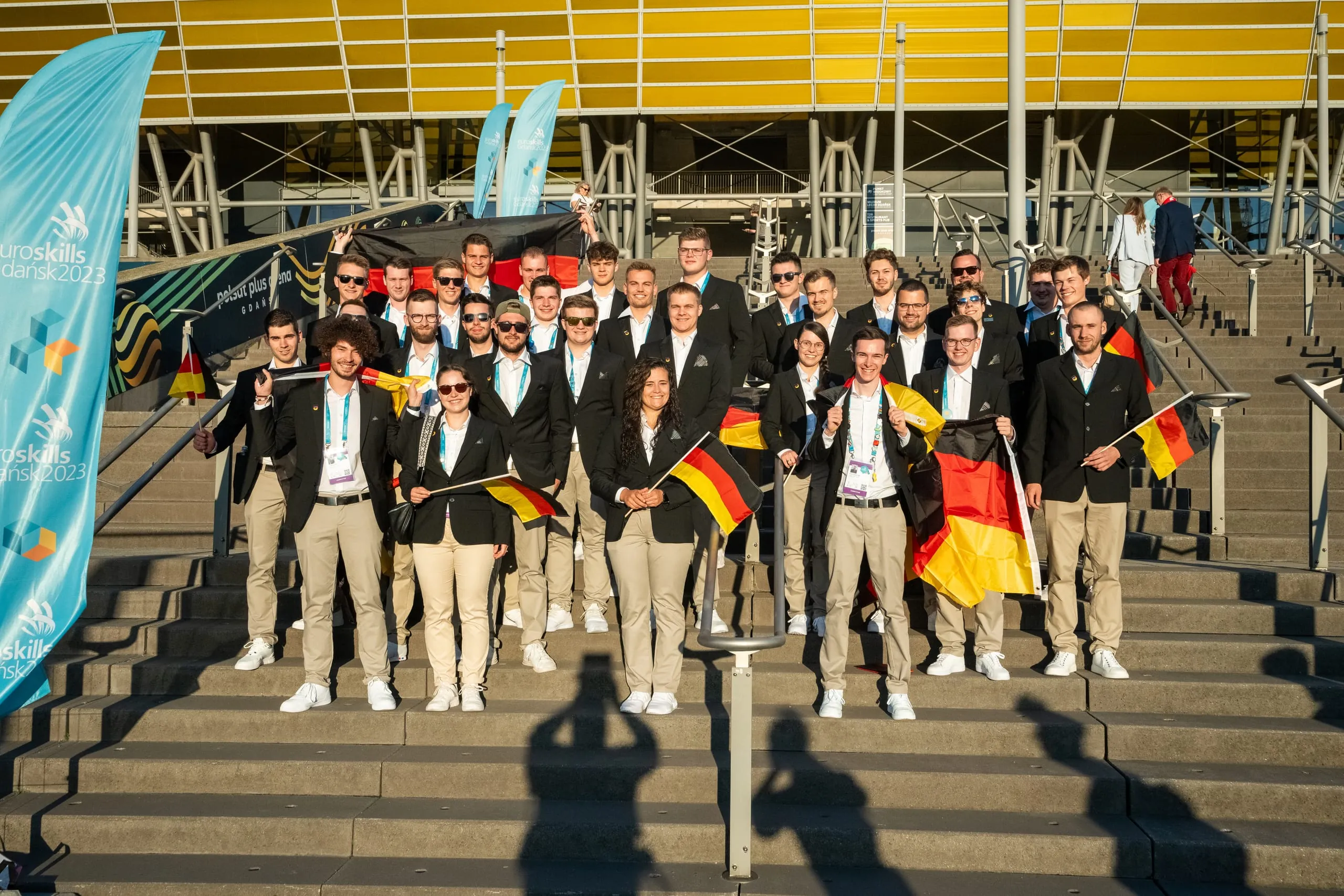 Gruppenbild vor der "Polsat Plus Arena Gdańsk" bei den EuroSkills 2023.