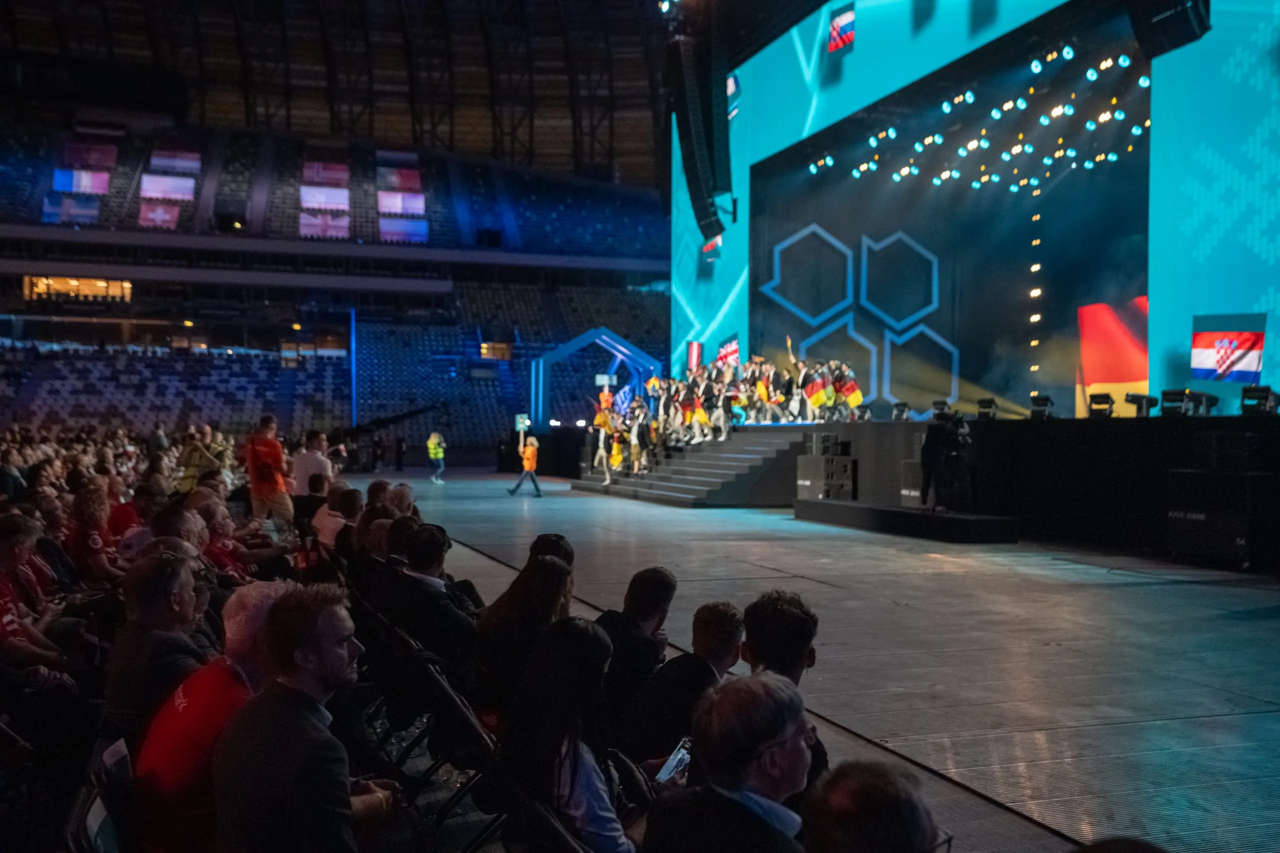 Begleitet mit Applaus der Zuschauern.