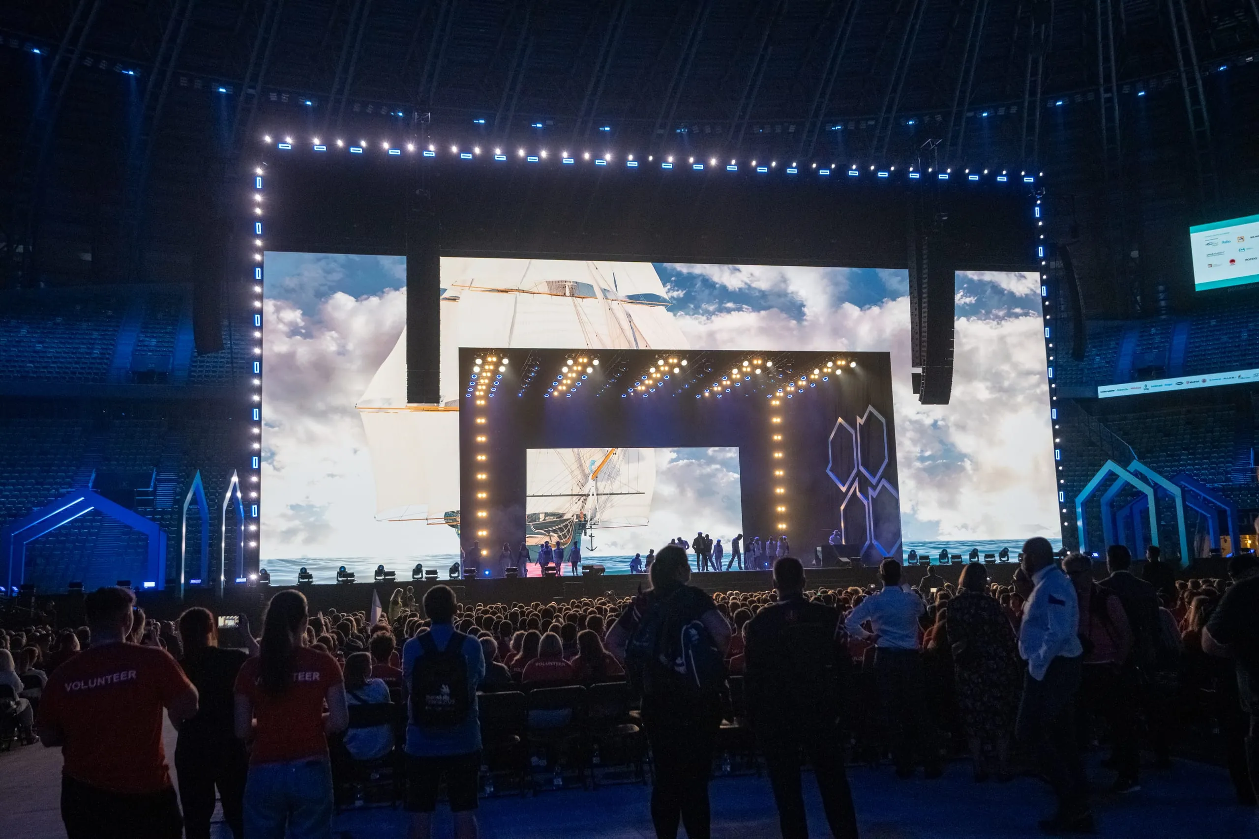 Auf der beeindruckenden Bühne mit spektakulärer Lichtshow wurden alle Nationen der EuroSkills 2023 vorgestellt.