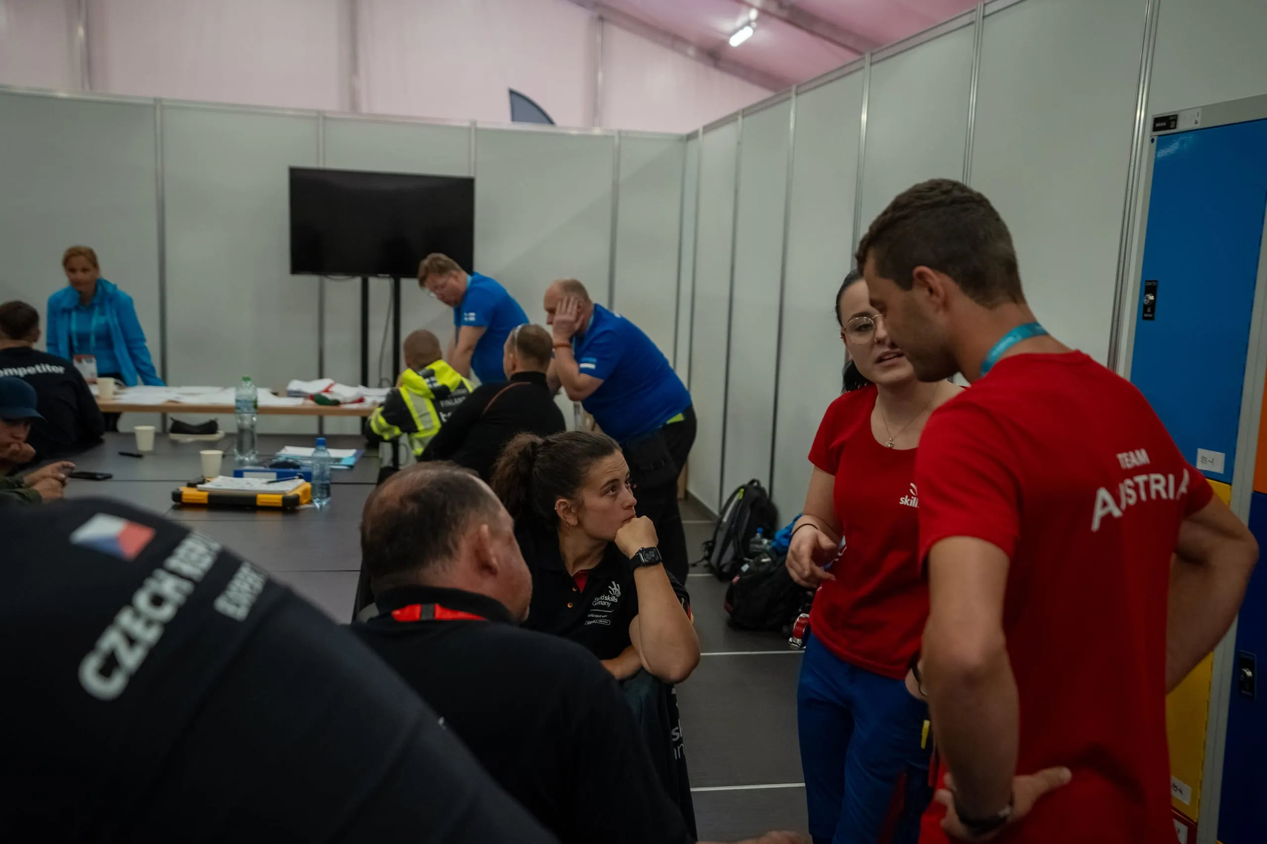 Stefanie Hahn mit Trainer André Schnabel im Gespräch mit den Kontrahenten aus Österreich bei den EuroSkills 2023.
