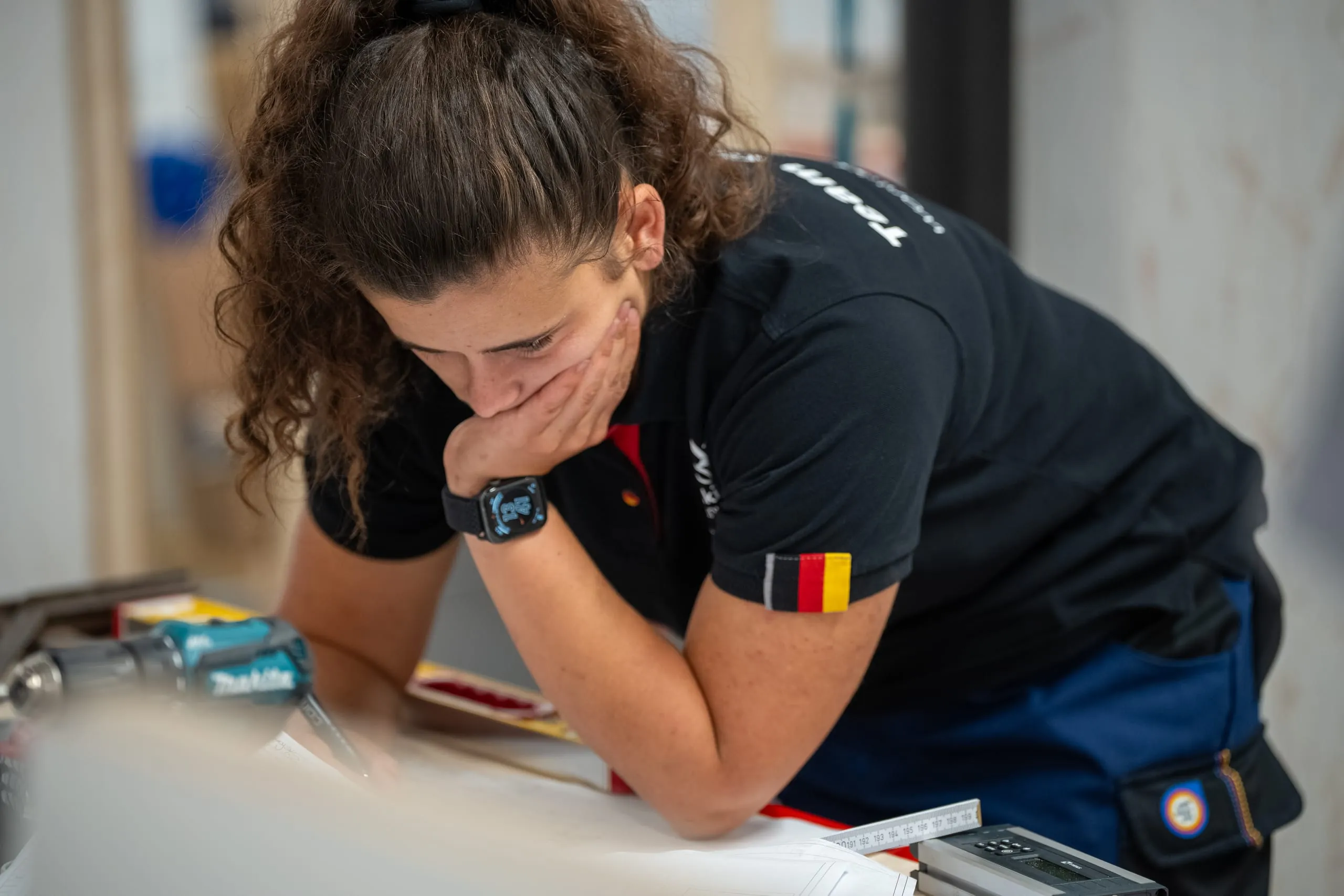 Stefanie studiert den komplizierten Aufbauplan bei den EuroSkills 2023.