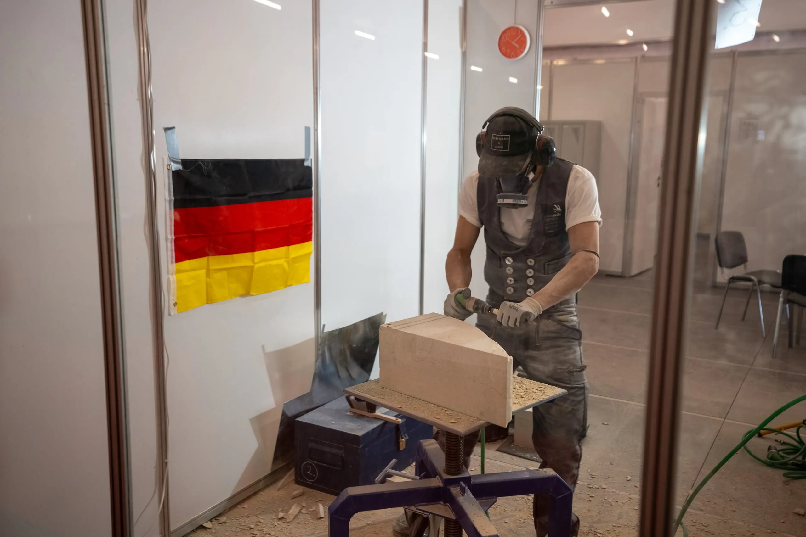 (Schwarz, Rot) Gold vor der Nase: Steinmetz Johannes Reiter hatte sein Ziel immer vor den Augen bei den EuroSkills 2023.