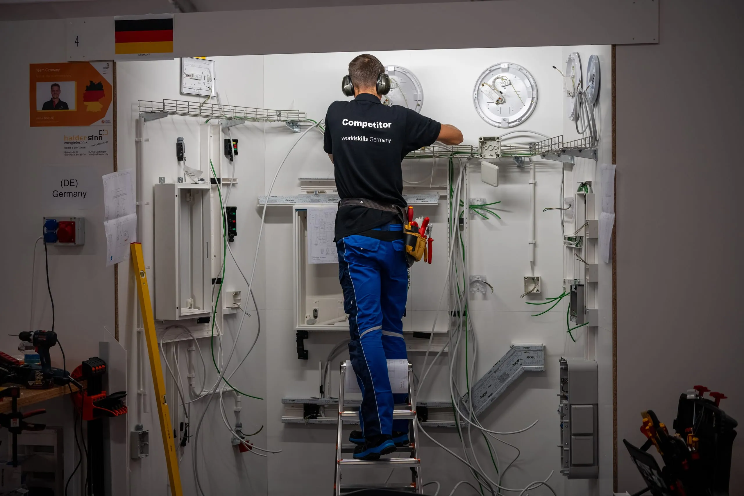 Elektroniker Justus Sinn muss im Kabel-Wirrwarr den Überblick behalten bei den EuroSkills 2023.